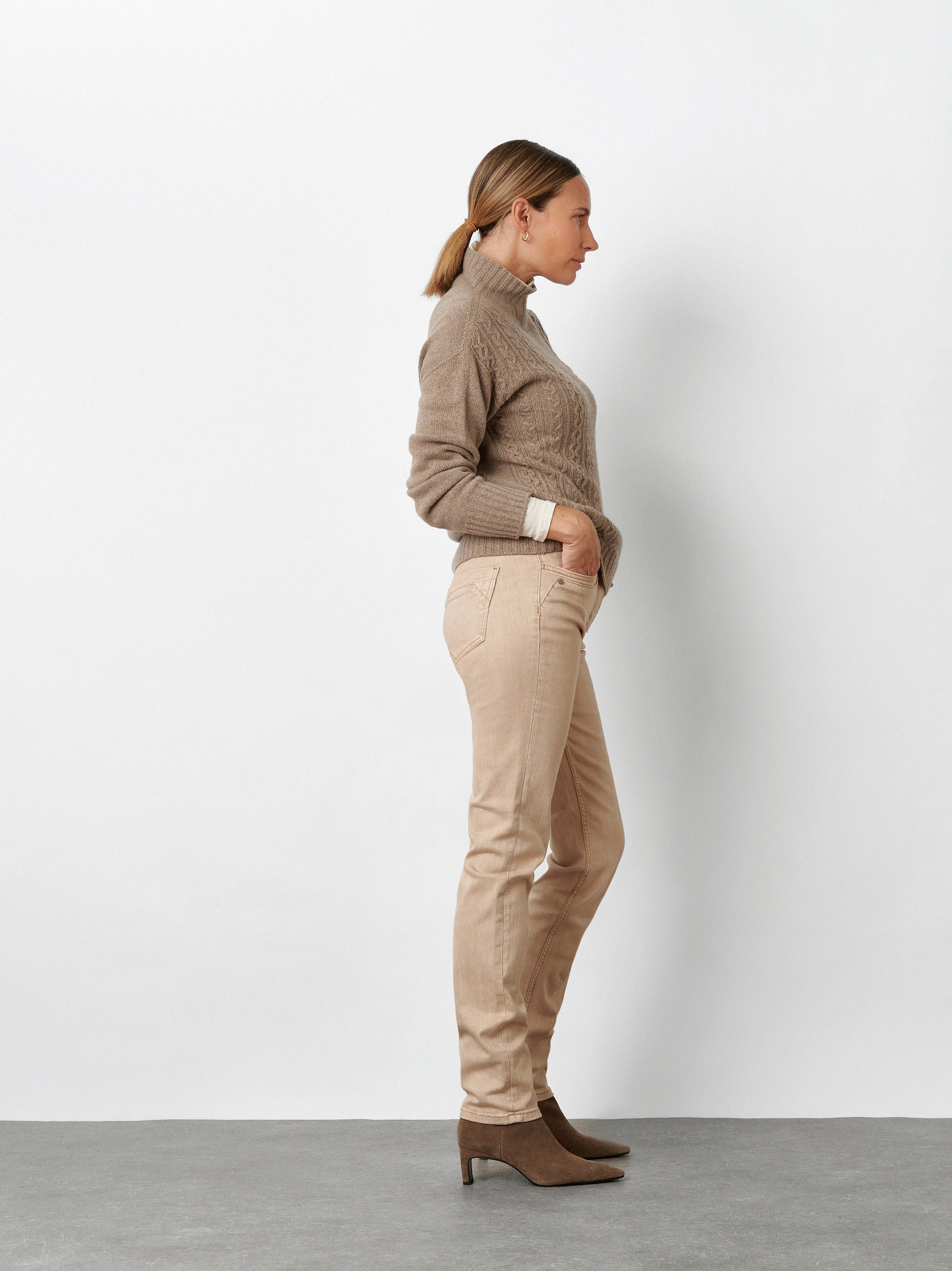 Damenjeans Be Loved in Beige, high-Waist Jeans in Colour Denim, Outfitansicht am Model