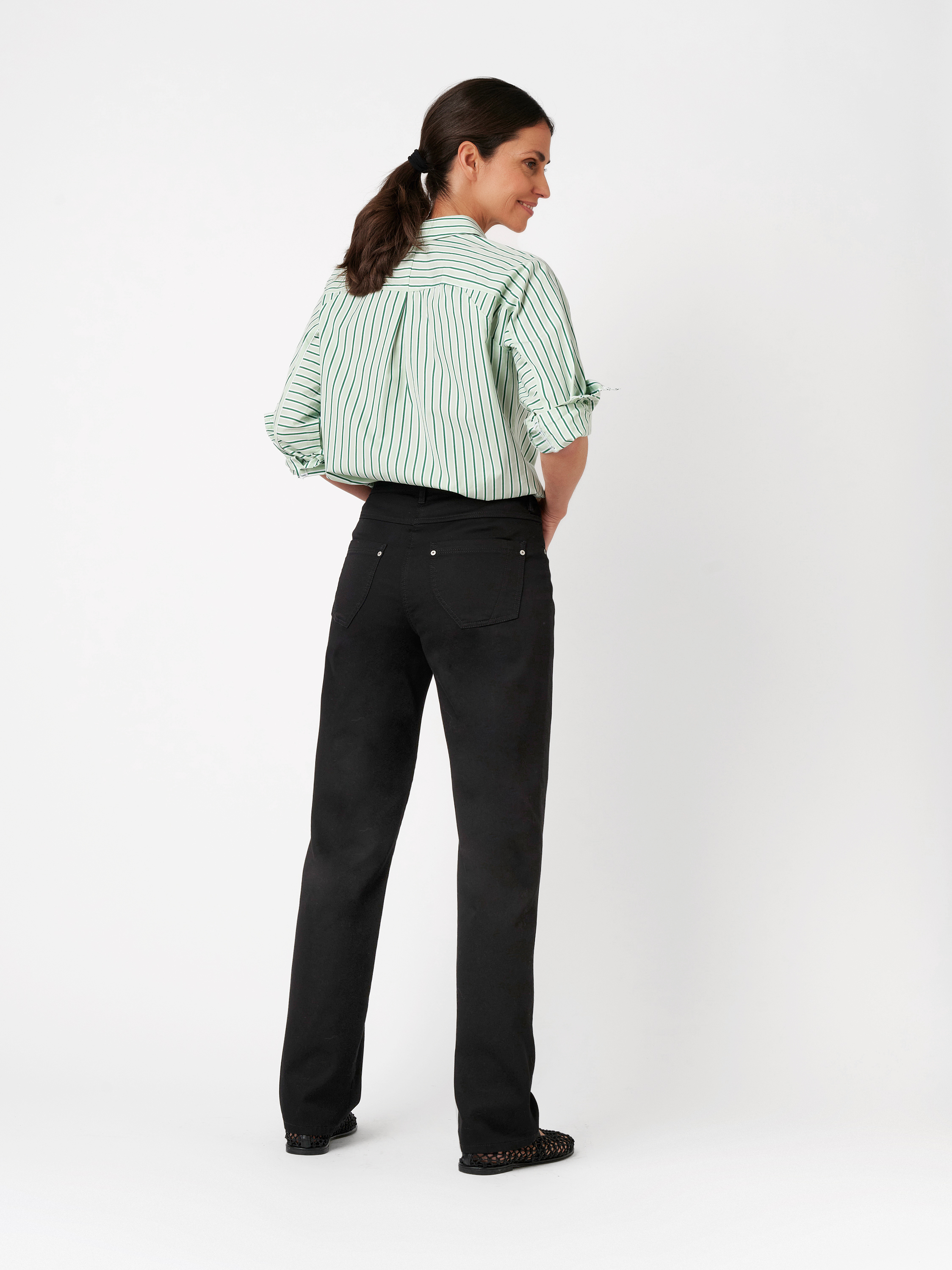 Damenhose Honey in black, farbechte Hose, Rueckansicht am Model getragen