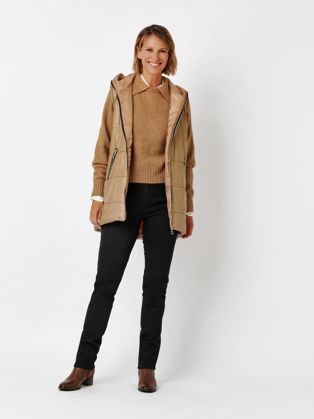 Damenjeans Alice in Schwarz, slim-Fit Jeans aus Thermodenim, Outfitansicht am Model