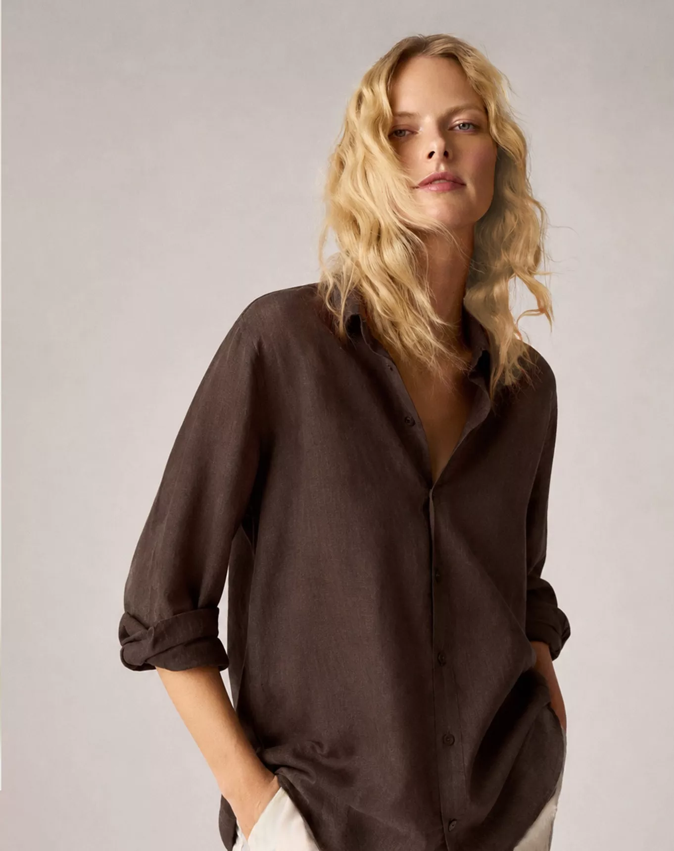 Natürlichkeit, die bleibt. Leinen fühlt sich nicht nur gut an – es sieht auch genau so aus. Entspannt, hochwertig und gemacht für jeden Sommertag.

#TONIFashion #simplythebest