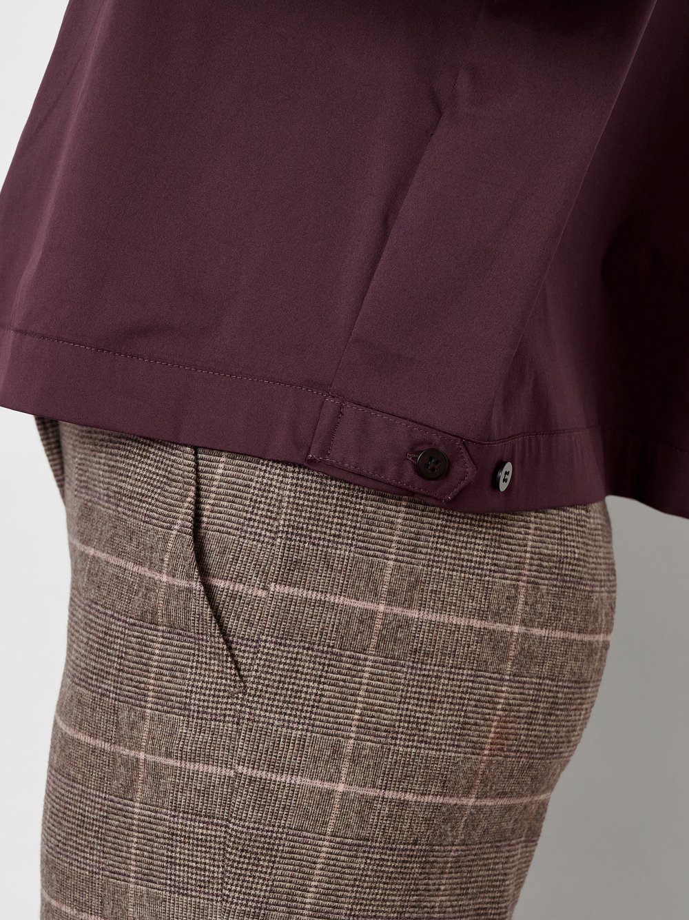 Damenbluse Clyde in Bordeaux, boxy-Cut Bluse mit Brusttaschen, Detailansicht