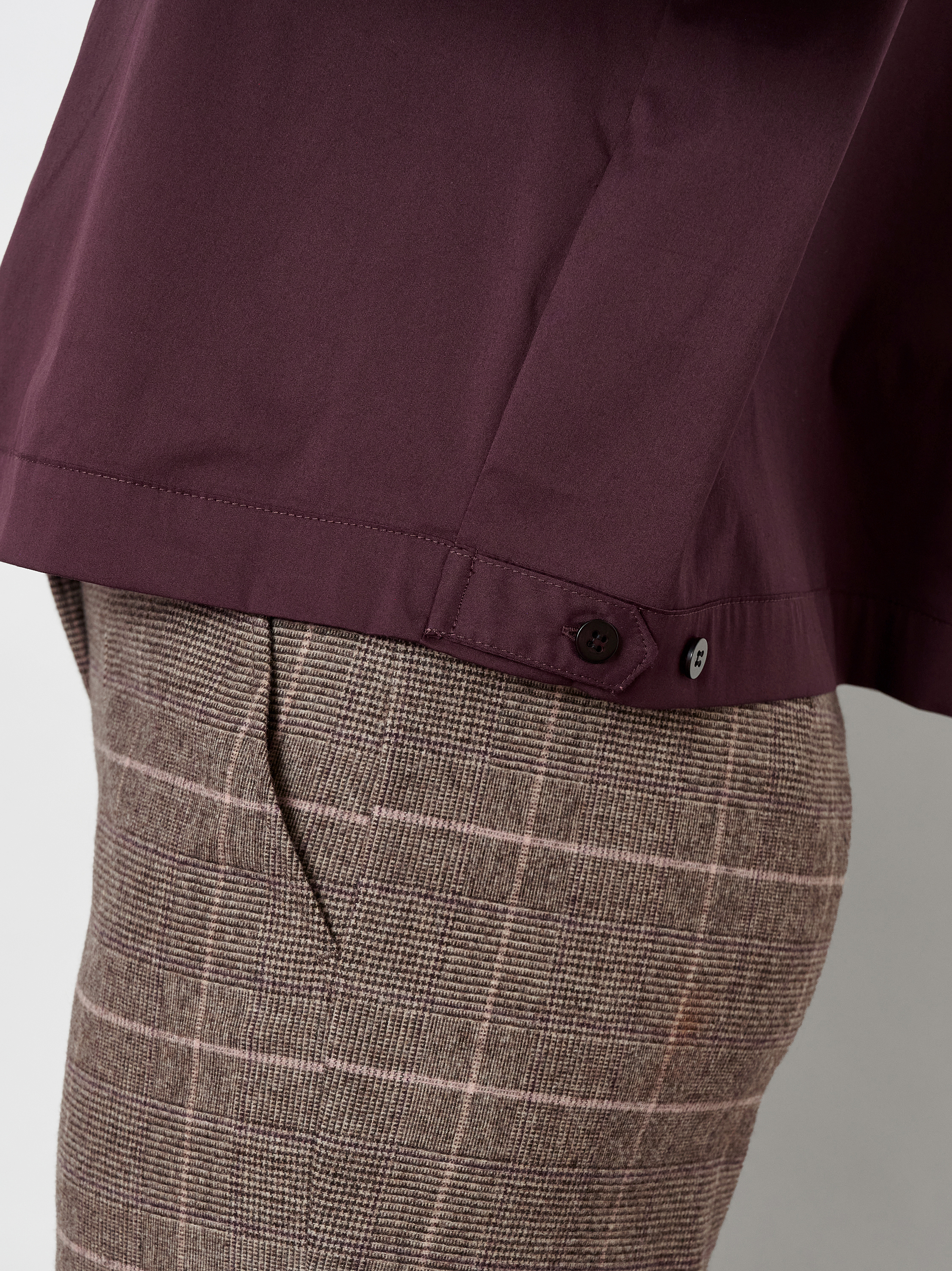 Damenbluse Clyde in Bordeaux, boxy-Cut Bluse mit Brusttaschen, Detailansicht