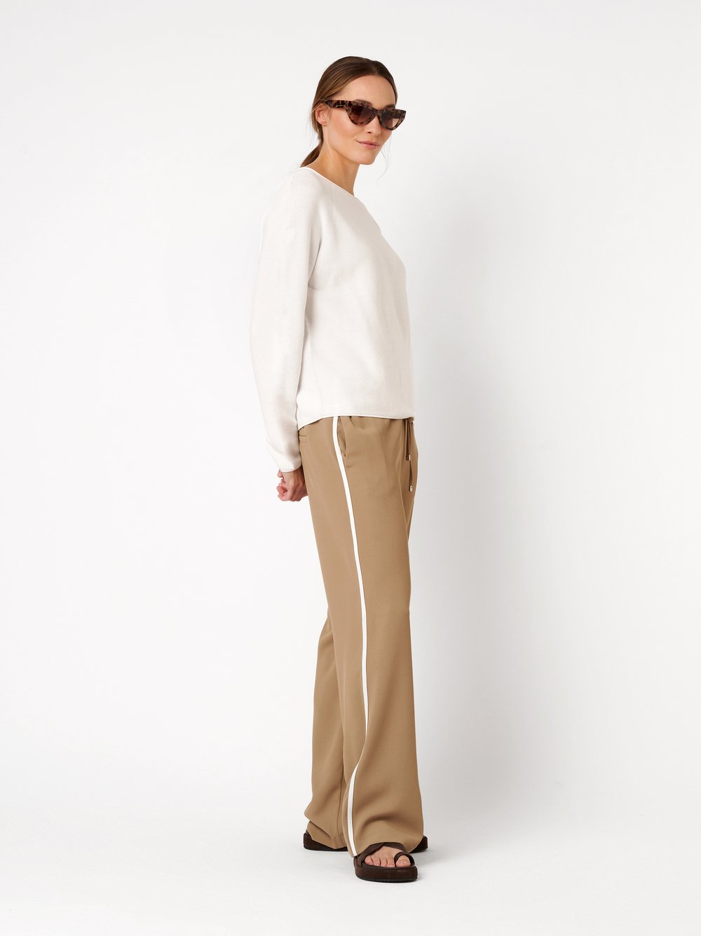 Damenhose Sue Wide in brown, weite Jogpants mit Galonstreifen, Outfitansicht am Model