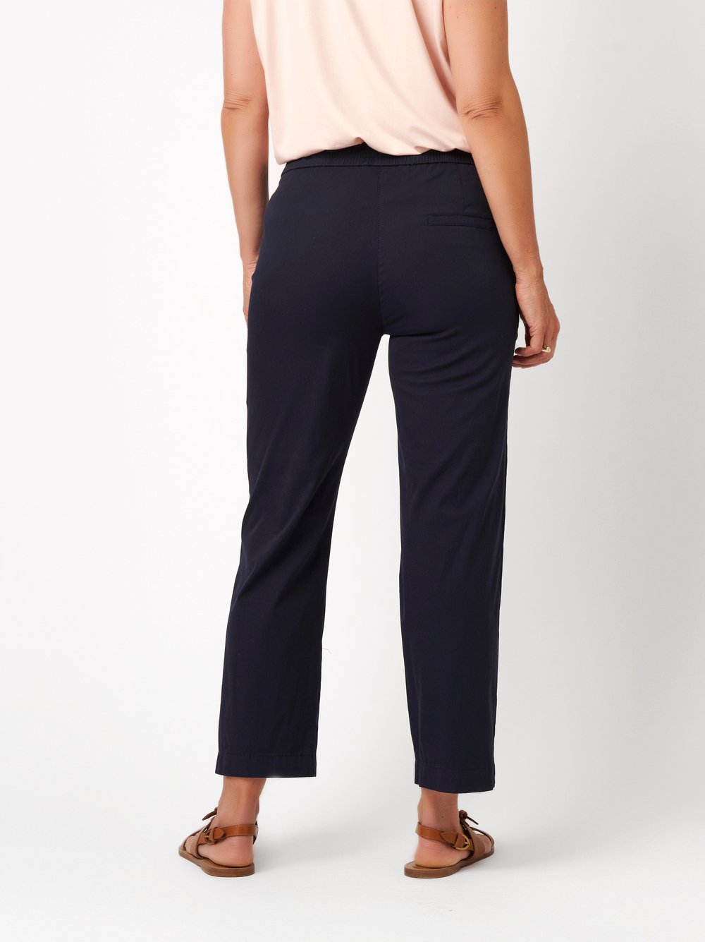 Womens trousers Scarlet Wide 3/4 in dark blue, wide-leg trousers in 3/4 length, back view worn by model