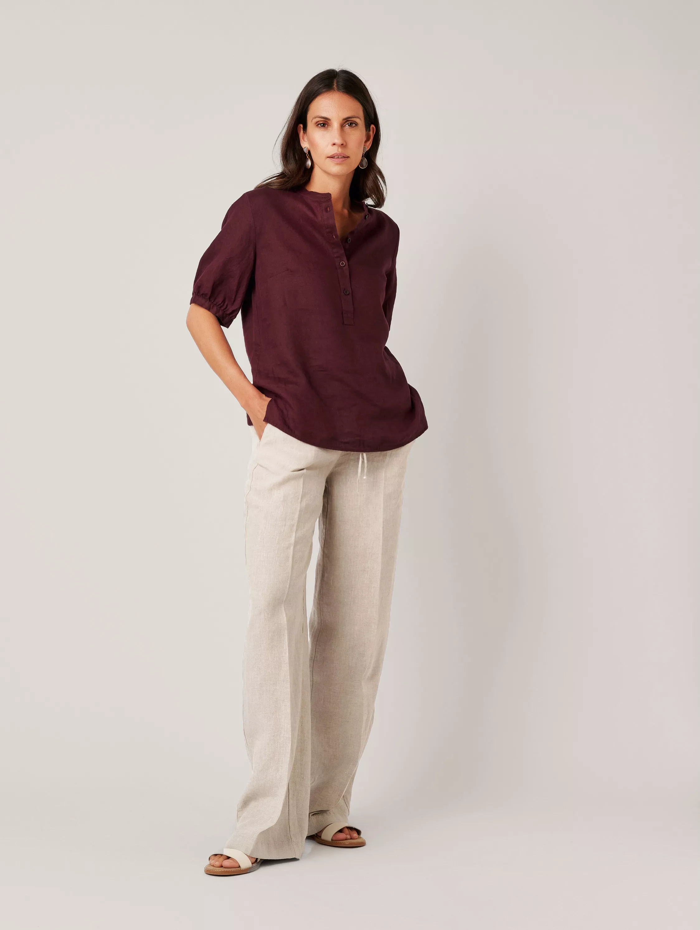 Berry bringt Tiefe in den Look und verleiht Leinen eine moderne Eleganz.
 
#TONIFashion #SimplyTheBest