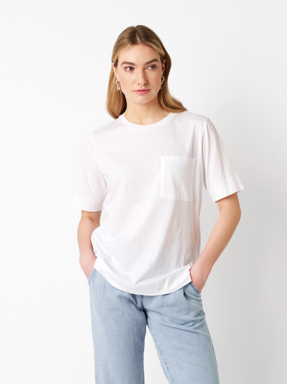 Damenshirt Dolly in white, Sommershirt mit Brusttasche, Frontansicht am Model getragen