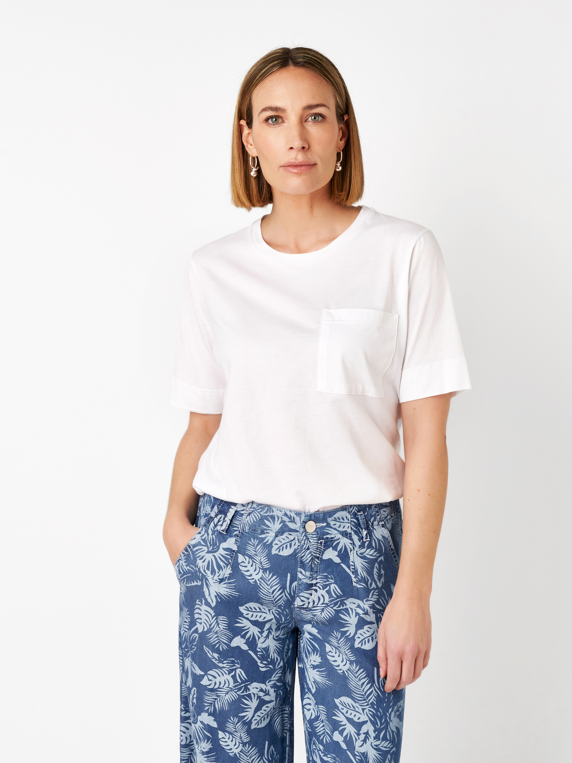 Damenshirt Dolly in white, Sommershirt mit Brusttasche, Frontansicht am Model getragen