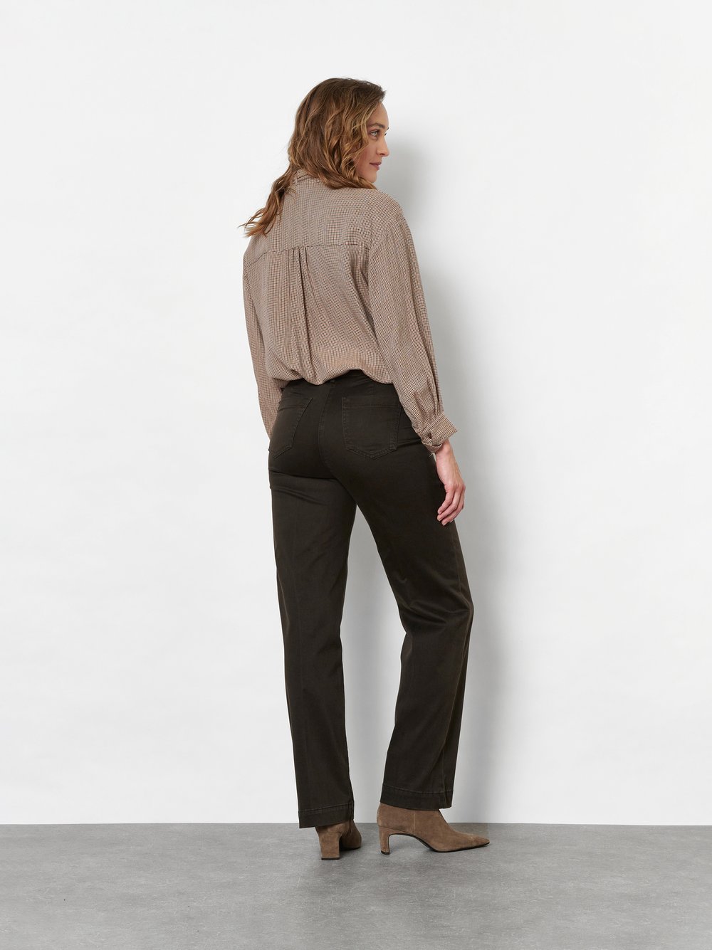 Damenhose Jenny Wide in Dunkelbraun, wide-Leg Hose aus Baumwollsatin, Rueckansicht am Model getragen