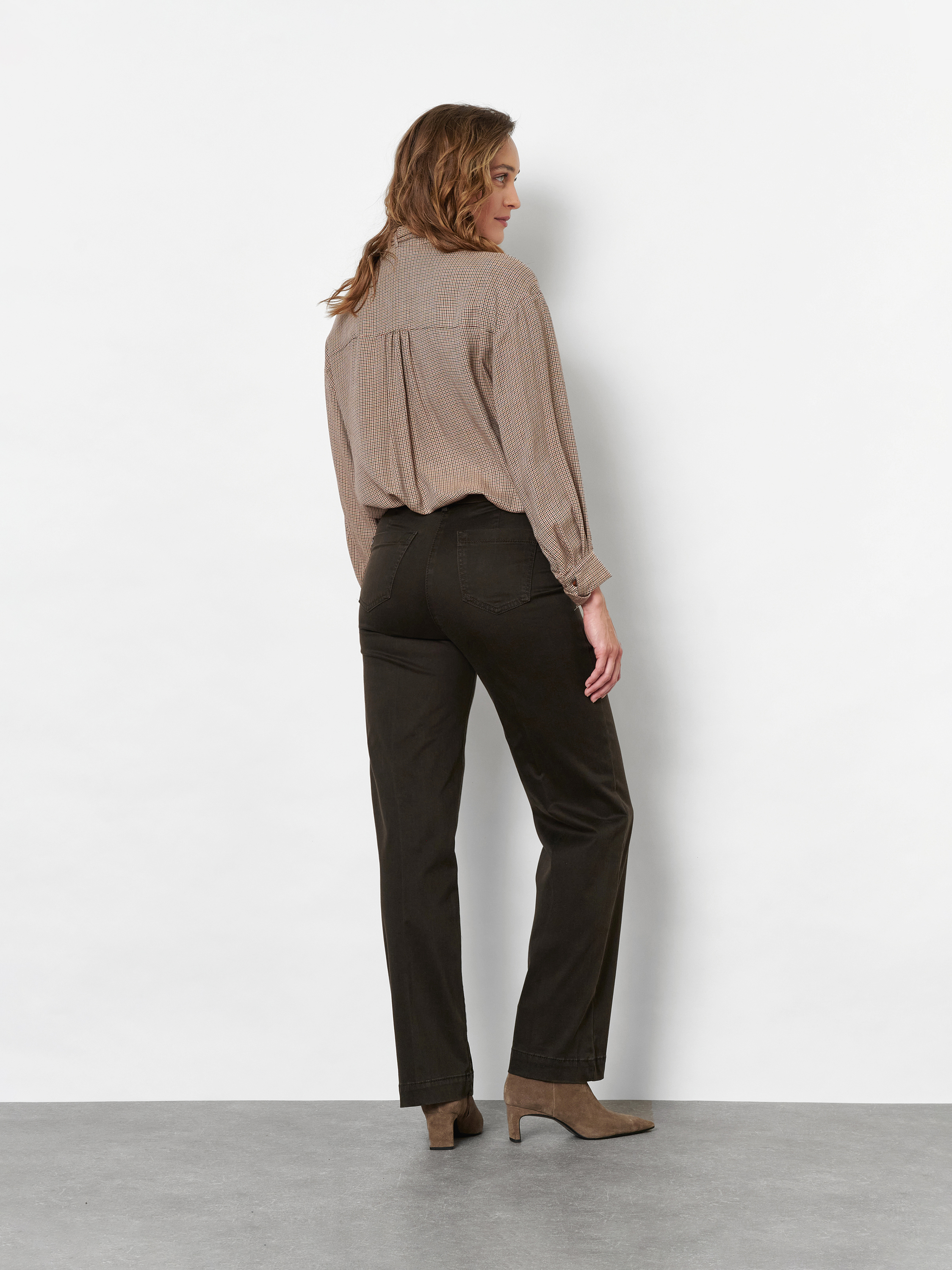 Damenhose Jenny Wide in Dunkelbraun, wide-Leg Hose aus Baumwollsatin, Rueckansicht am Model getragen