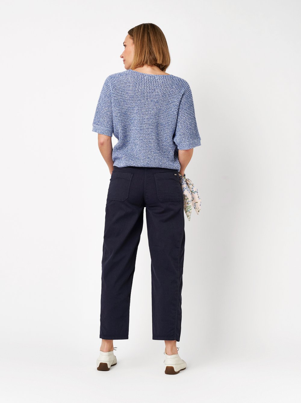 Damenhose Liv Barrel in dark blue, barrel-Fit Hose mit doppelter Seitennaht, Rueckansicht am Model getragen