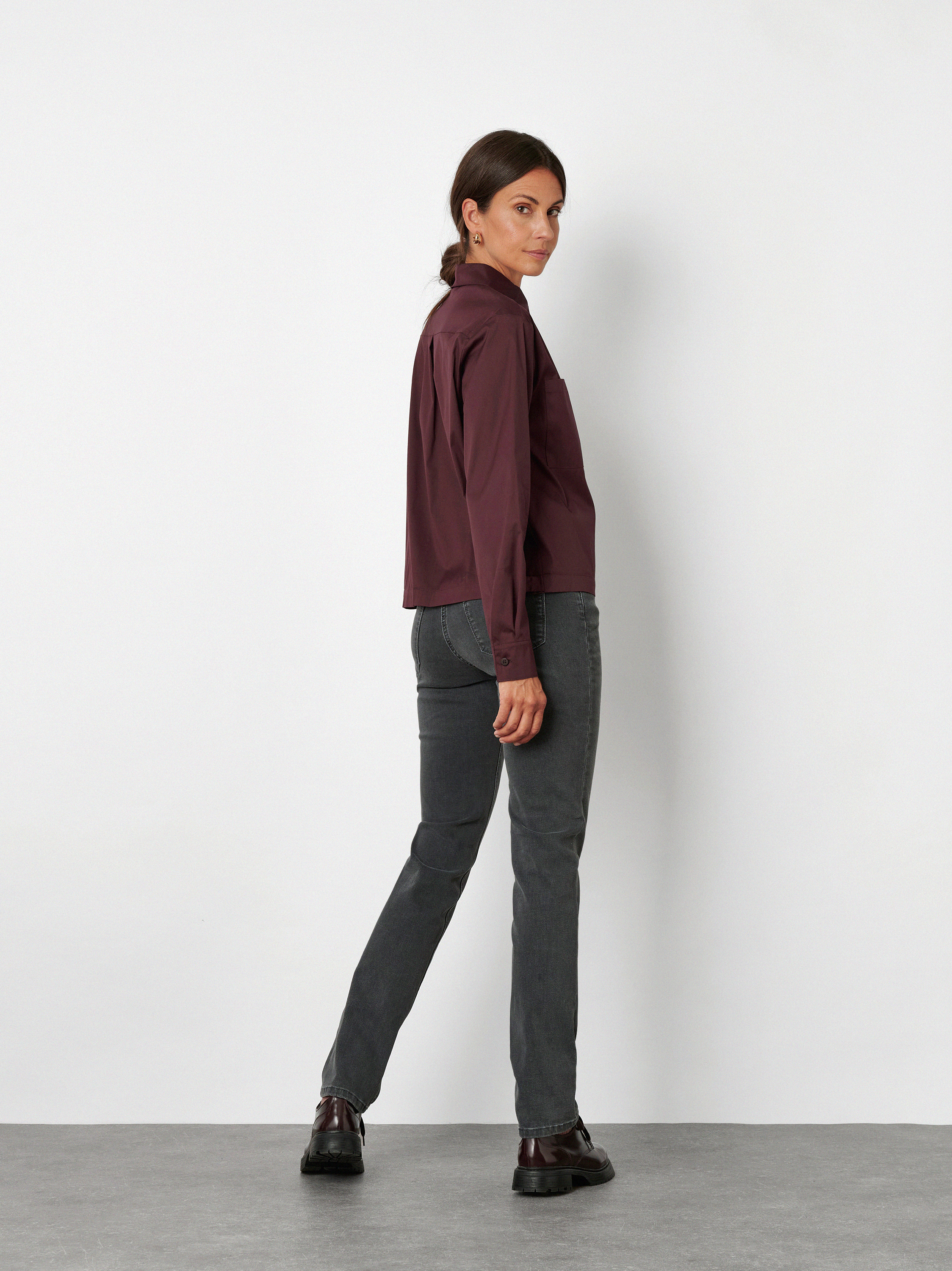 Damenjeans Perfect Shape in Grau, Jeans mit Shapingeffekt, Rueckansicht am Model getragen