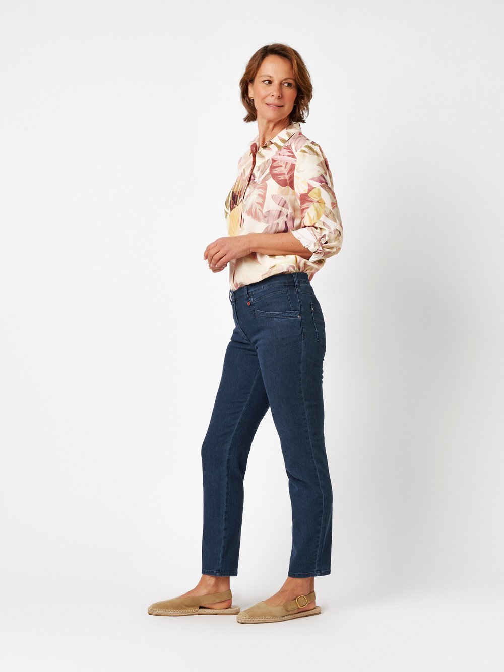 Damenjeans Meine beste Freundin 7/8 in dark blue, 7/8-Jeans mit designstarker Taschenloesung, Outfitansicht am Model