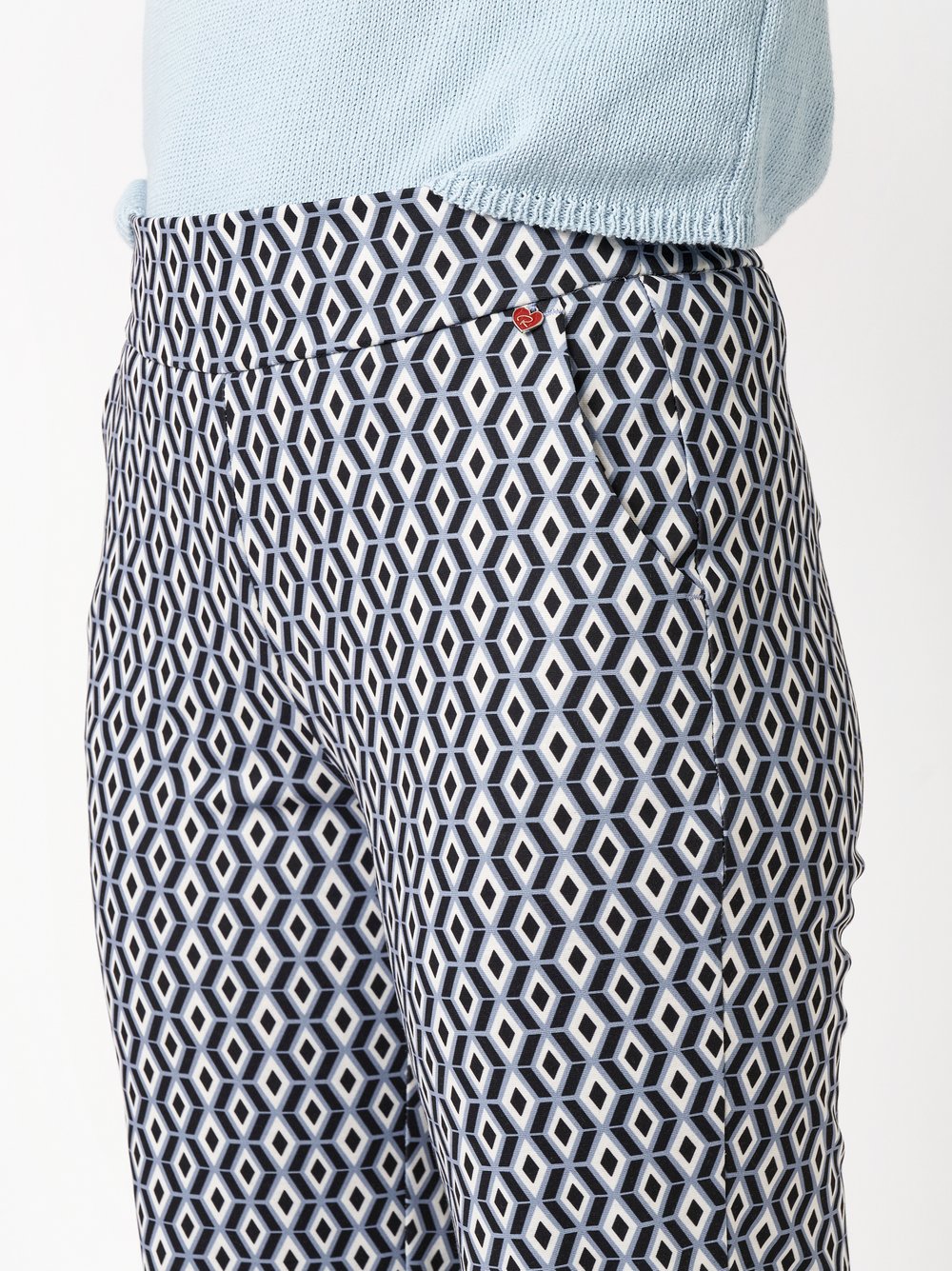 Damenhose Scarlet 3/4 in dark blue  / white, Entspannte 3/4-Hose mit grafischem Muster, Detailansicht