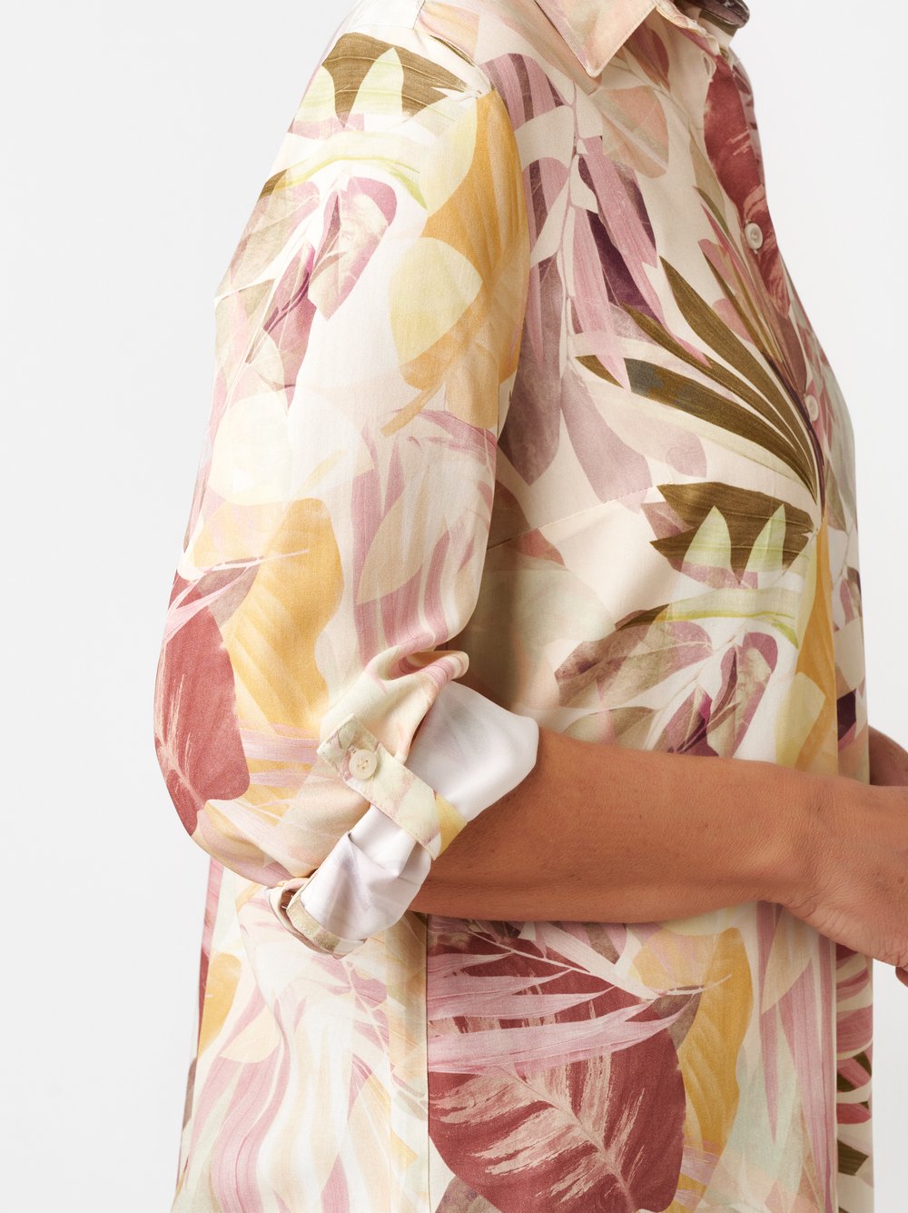 Damenbluse Sweet Bea in multicolour green, Seidige Bluse mit tropischem Print, Detailansicht