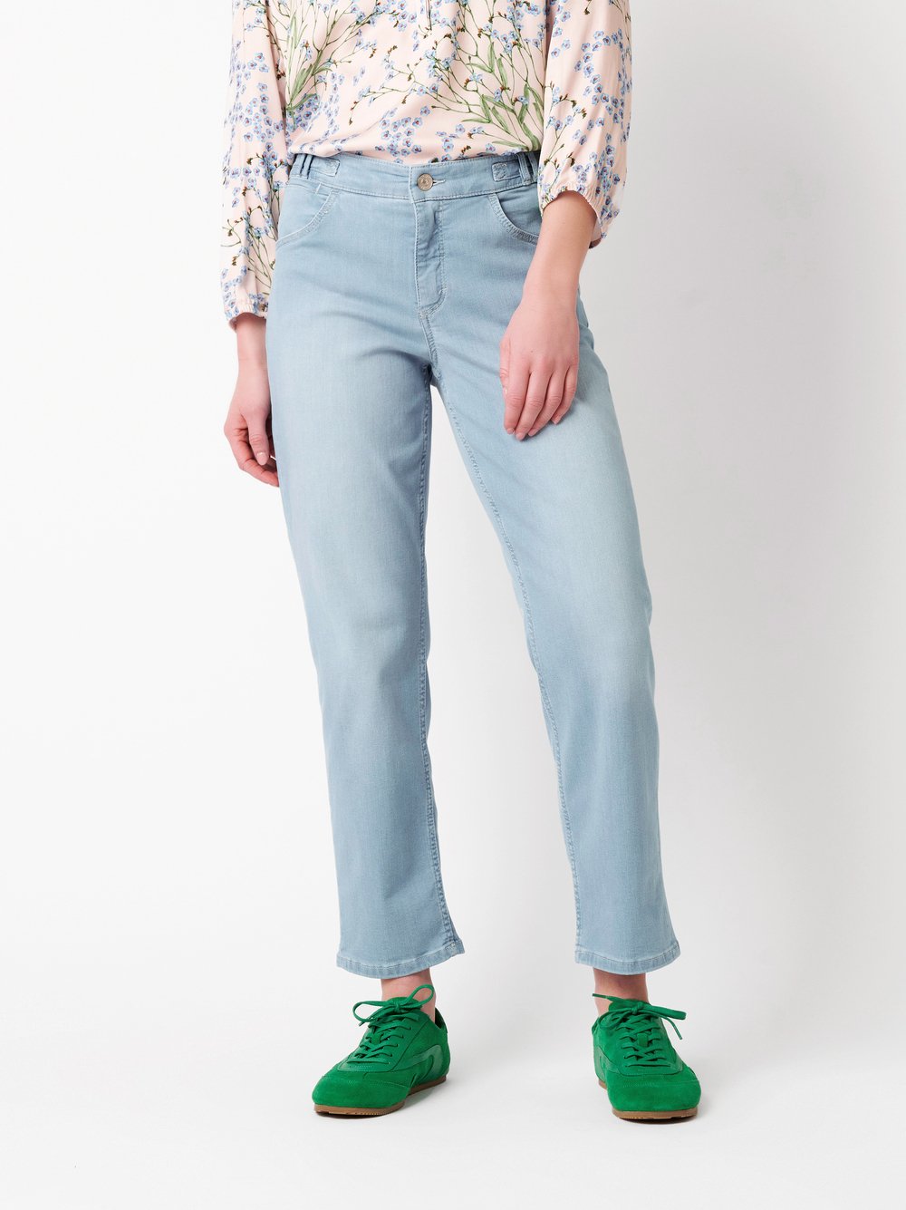 Damenjeans Liv 7/8 in light blue, 7/8-Jeans mit Bunddetail, Frontansicht am Model getragen