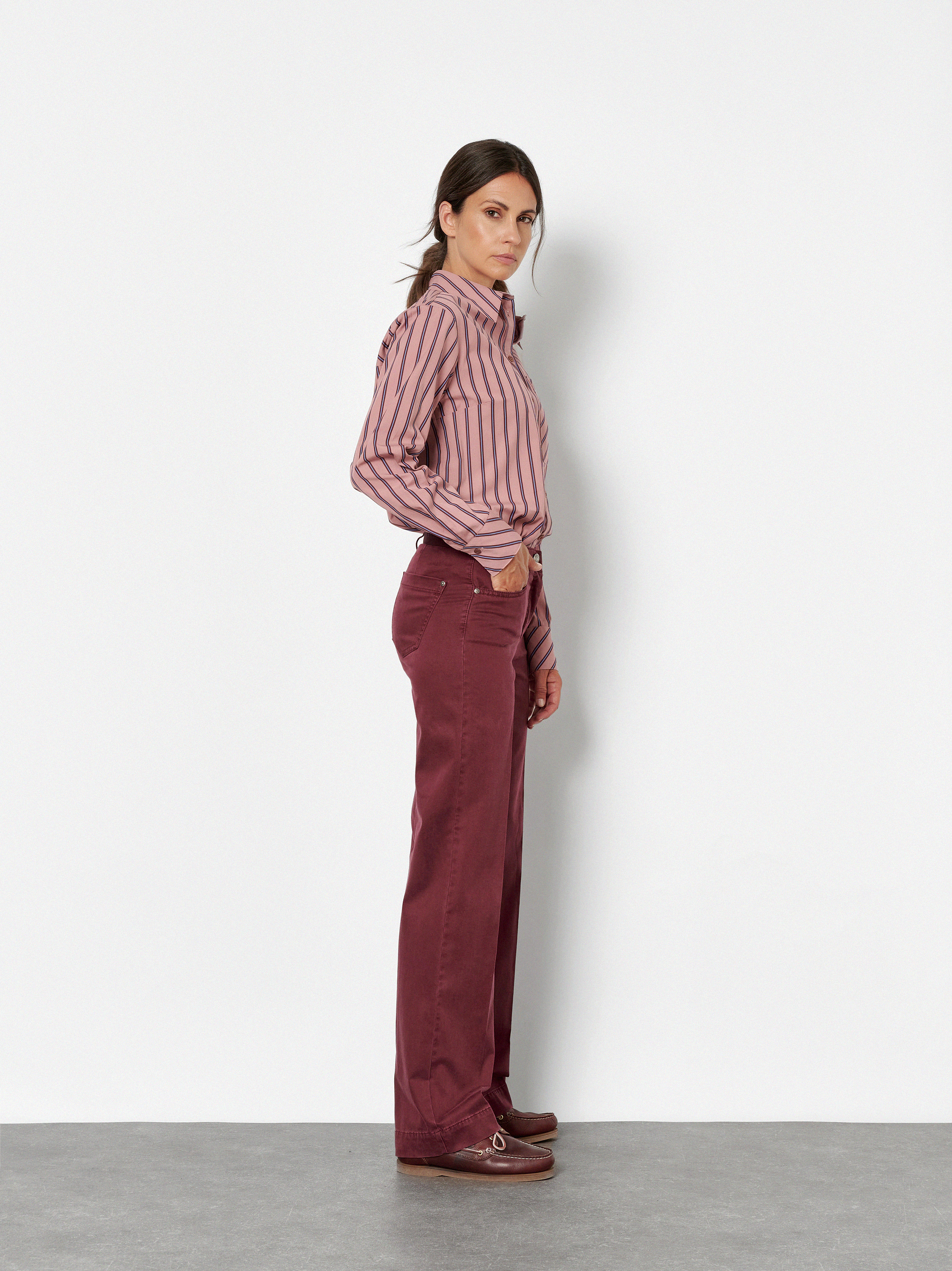 Damenhose Jenny Wide in Beere, wide-Leg Hose aus Baumwollsatin, Frontansicht am Model getragen