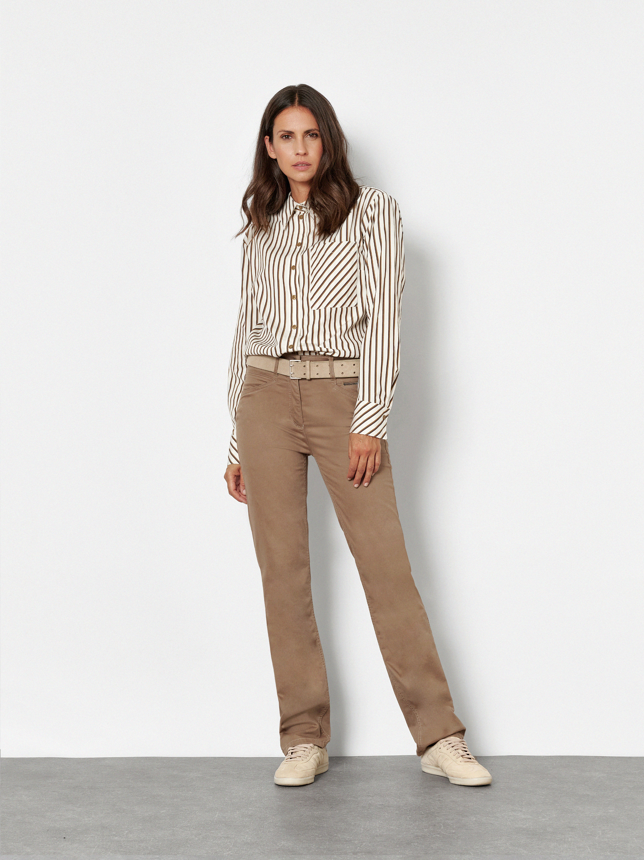 Damenhose Be Loved in Braun, regular-Fit Hose mit Strassdetail, Outfitansicht am Model