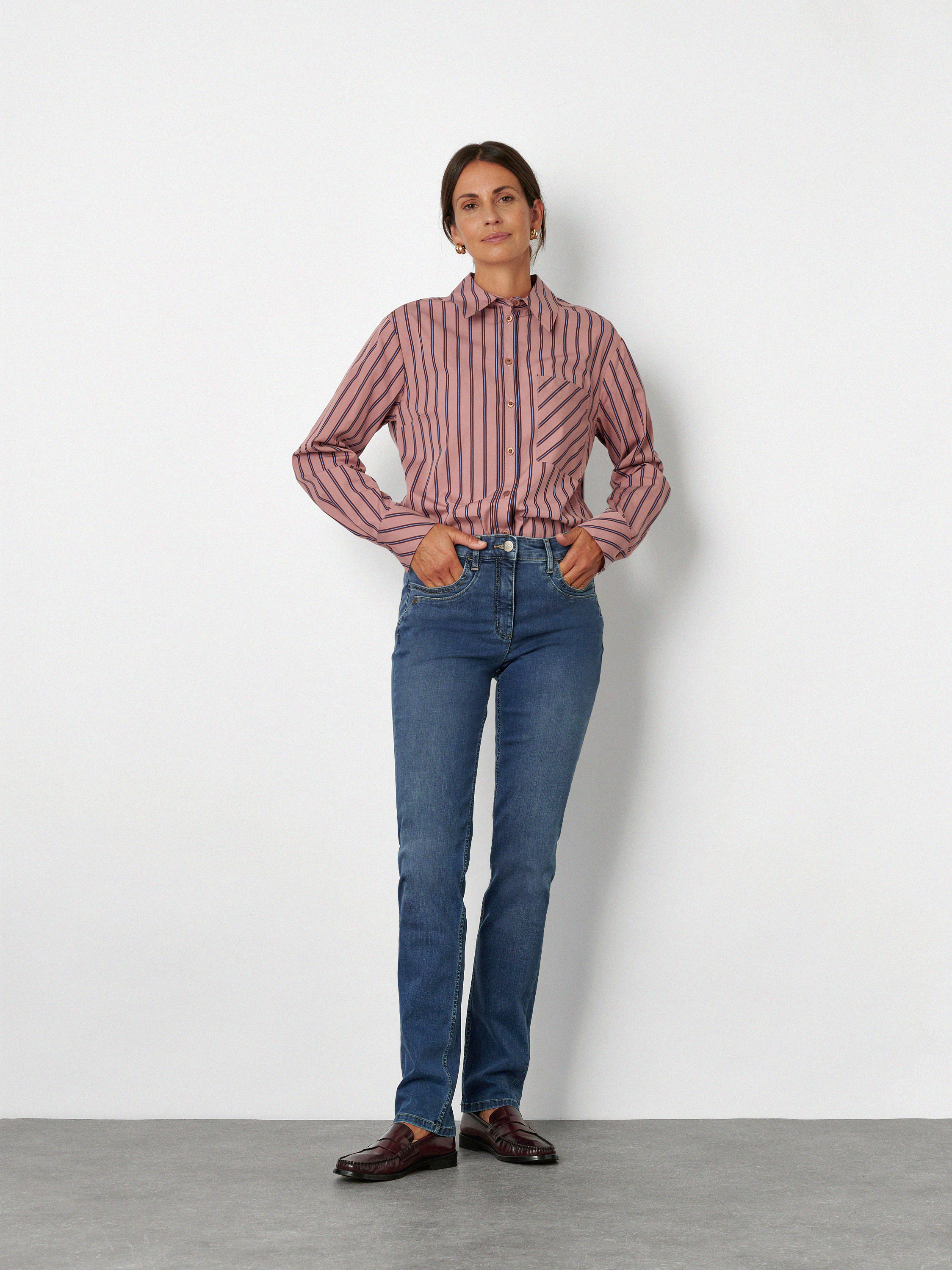 Damenjeans Be Loved in mid blue, High Waist Jeans, Frontansicht am Model getragen