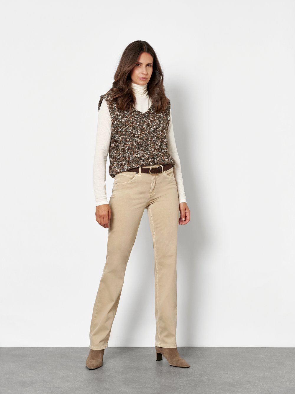 Damenjeans Liv in Camel, straight-Fit Jeans aus Colour Denim, Outfitansicht am Model