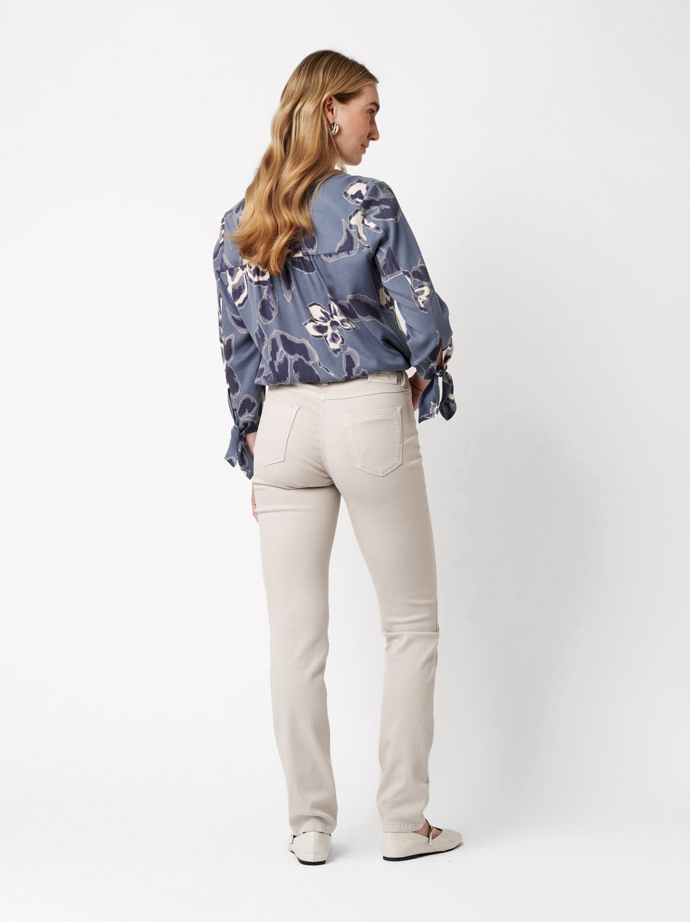Damenjeans Perfect Shape Slim in light grey, Slim-Fit Jeans aus Colour Denim, Rueckansicht am Model getragen