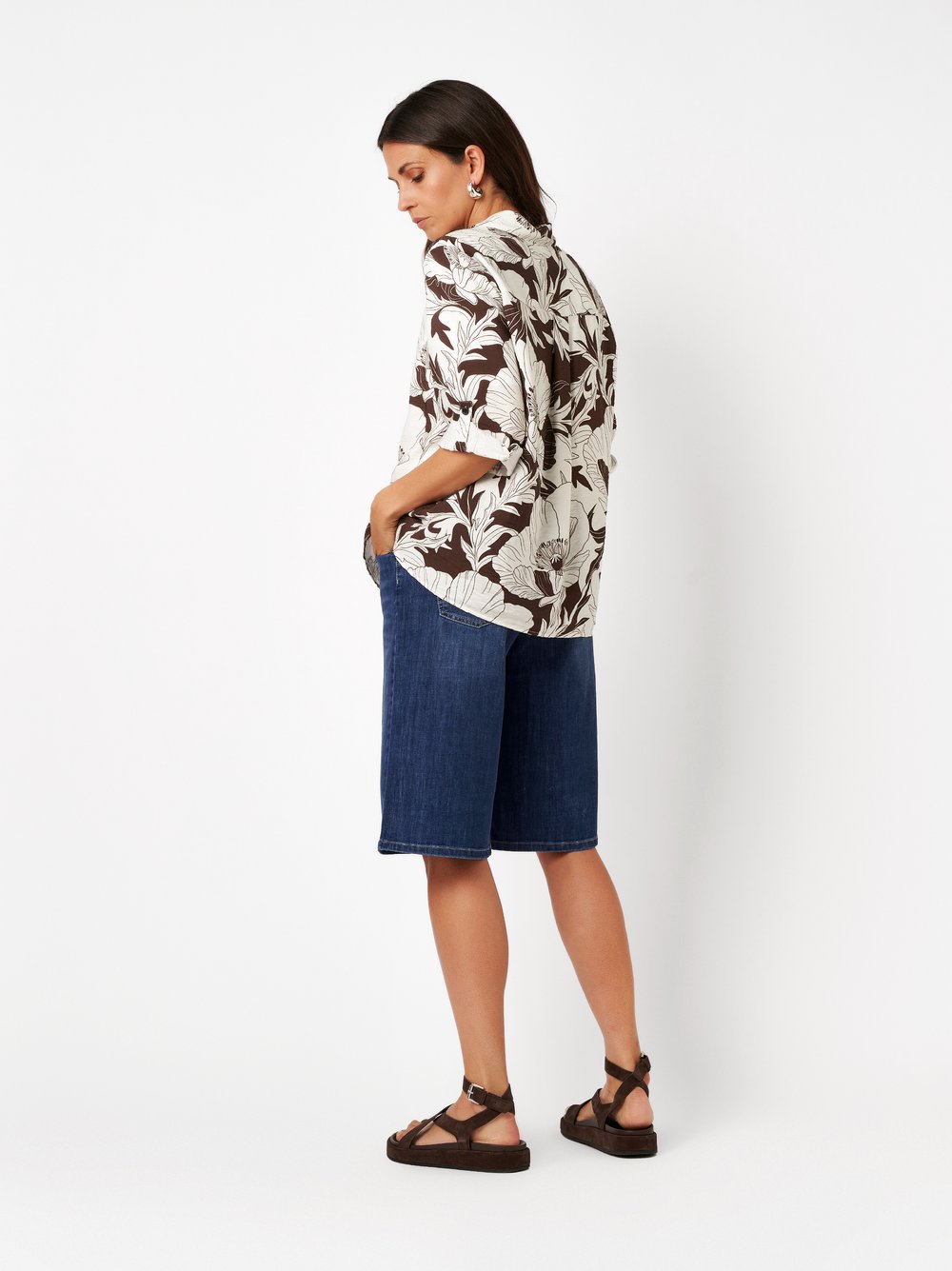 Womens blouse Clay in offwhite / brown, blouse with floral print and crepe texture, back view worn by model