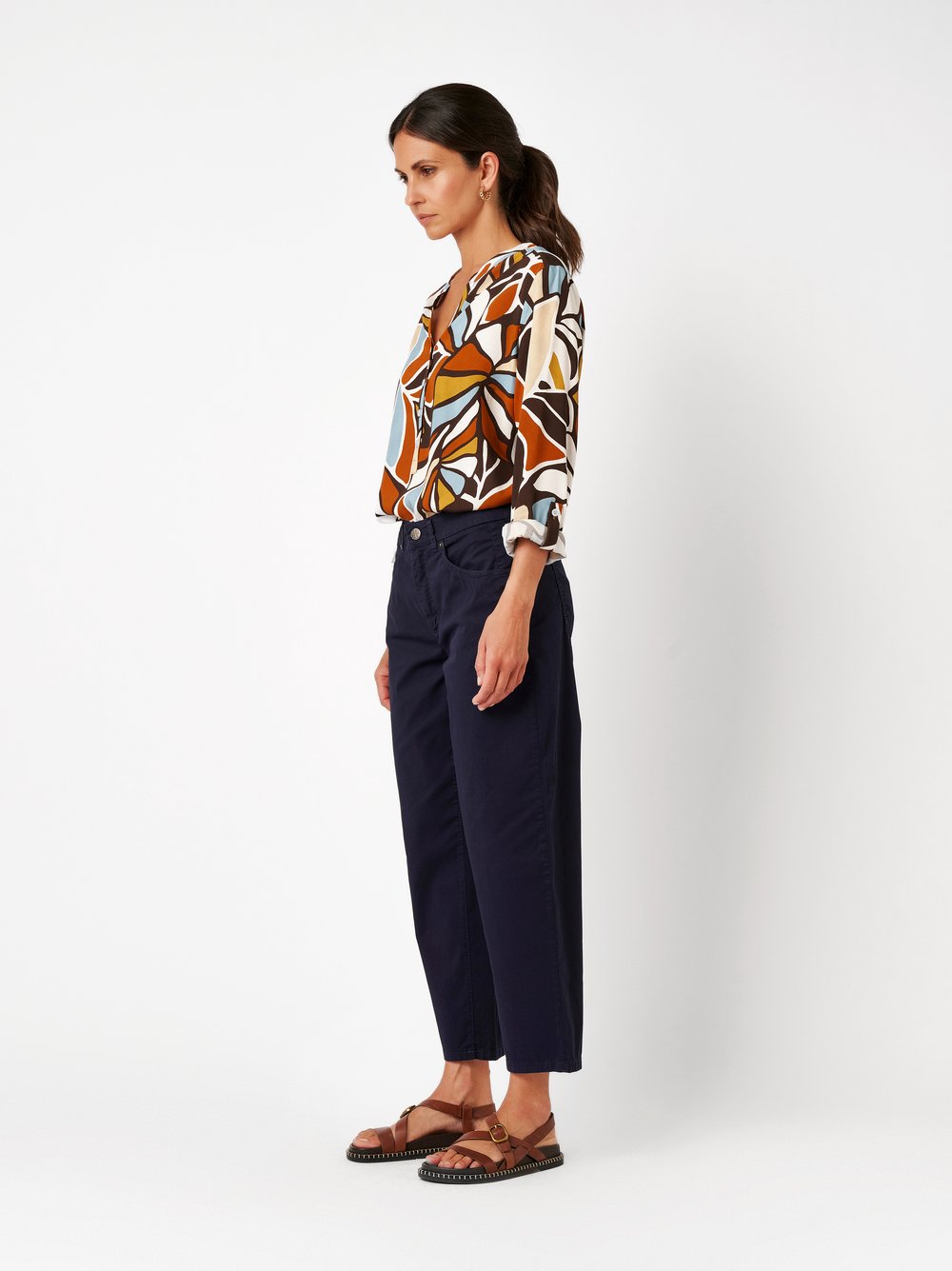 Damenhose Liv Barrel in dark blue, barrel-Fit Hose aus Sommertwill, Outfitansicht am Model