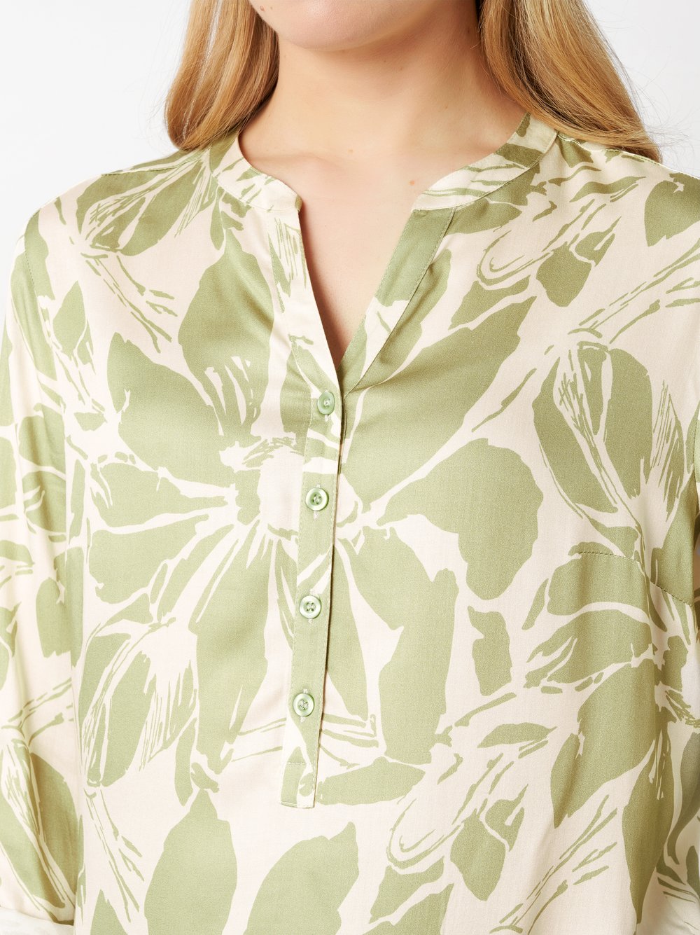 Damenbluse Bella in green / offwhite, Seidige Schlupfbluse mit Flowerprint, Detailansicht