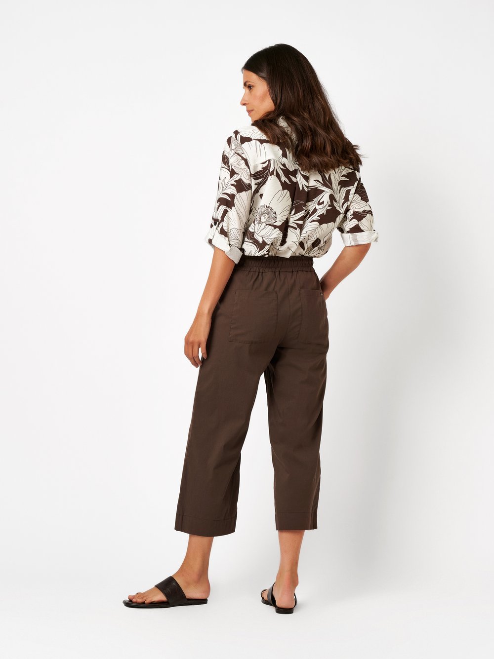 Damenhose Pia 3/4 in dark brown, Legere 3/4-Hose aus leichter Baumwolle, Rueckansicht am Model getragen