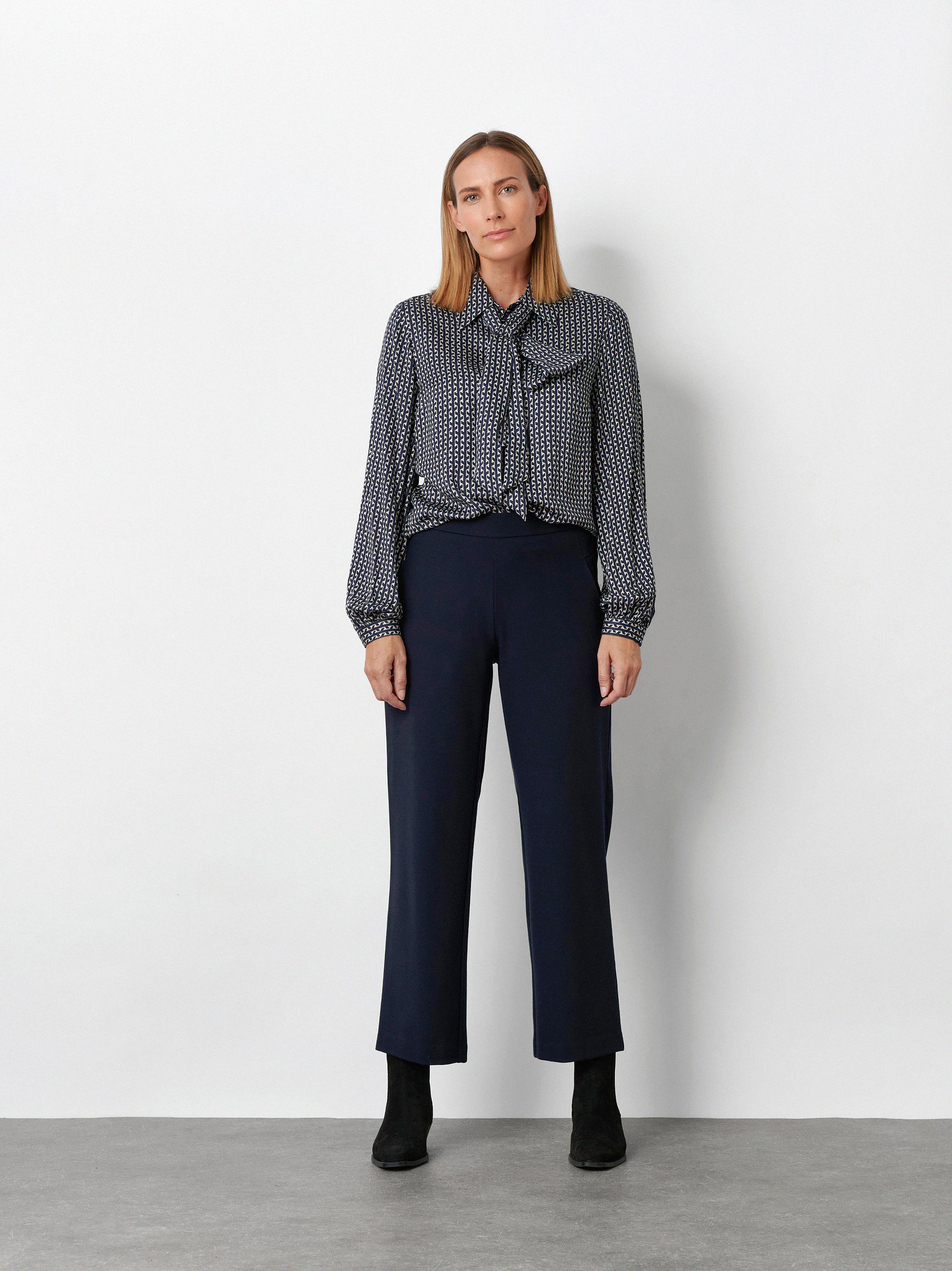 Womens trousers Sue in Navy, wide-leg 7/8 trousers in gabardine, outfit view worn by model