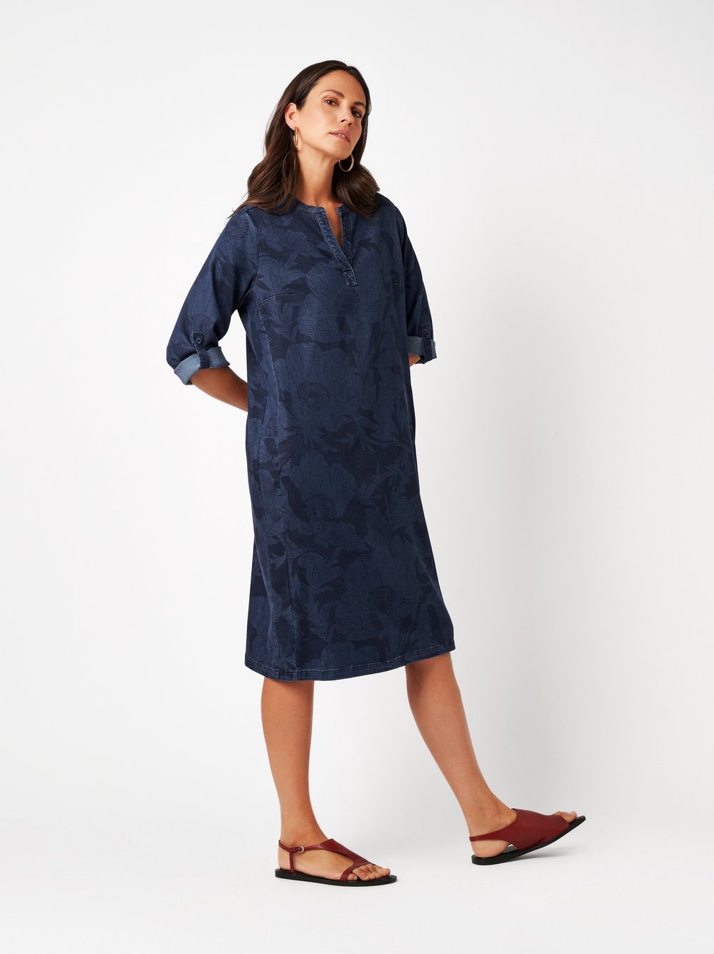 Womens dress Mali in dark blue, jeanskleid with a subtle print, outfit view worn by model