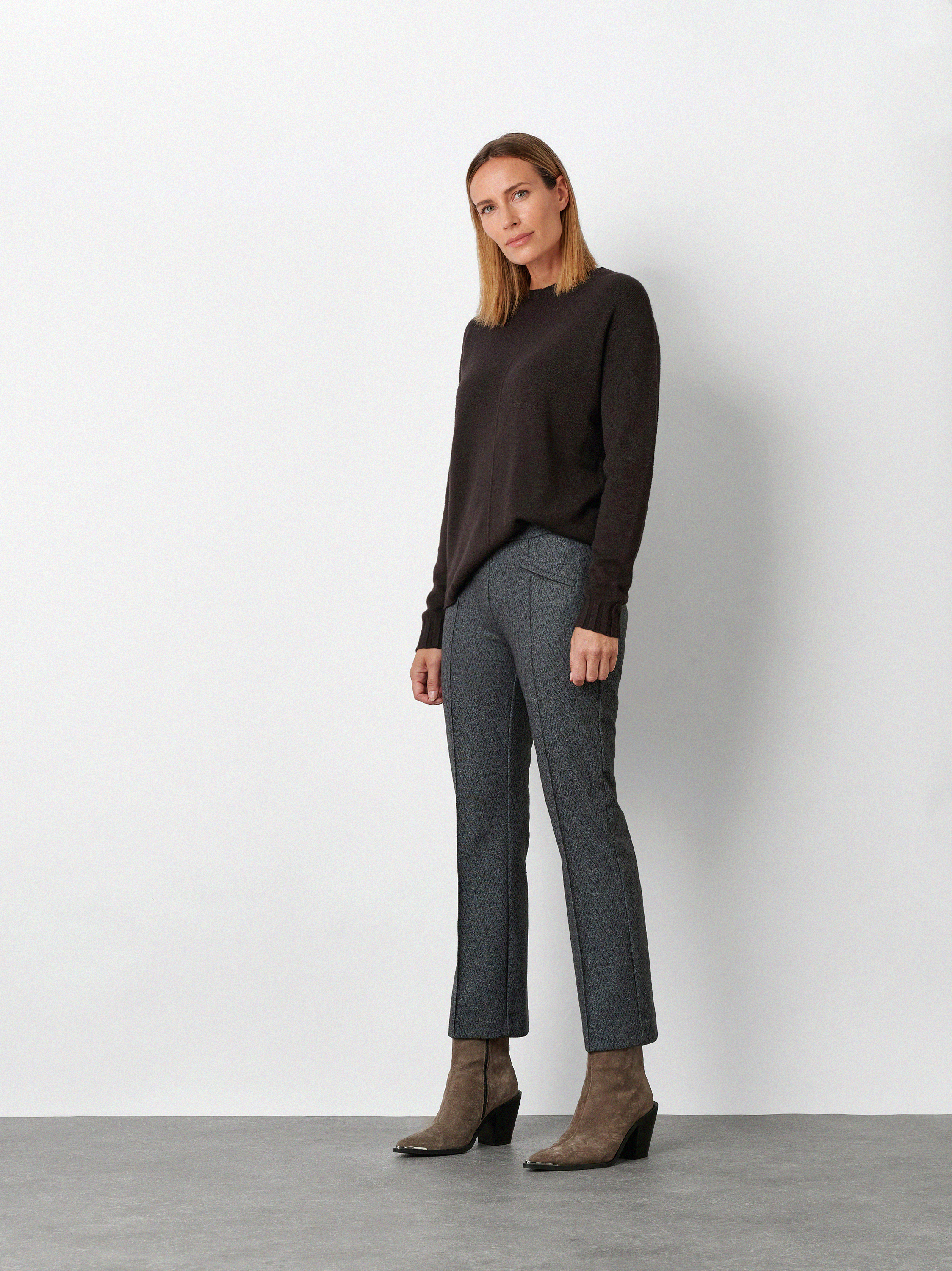 Damenhose Jenny in Anthrazit, 7/8-Hose im Fischgratdessin, Outfitansicht am Model