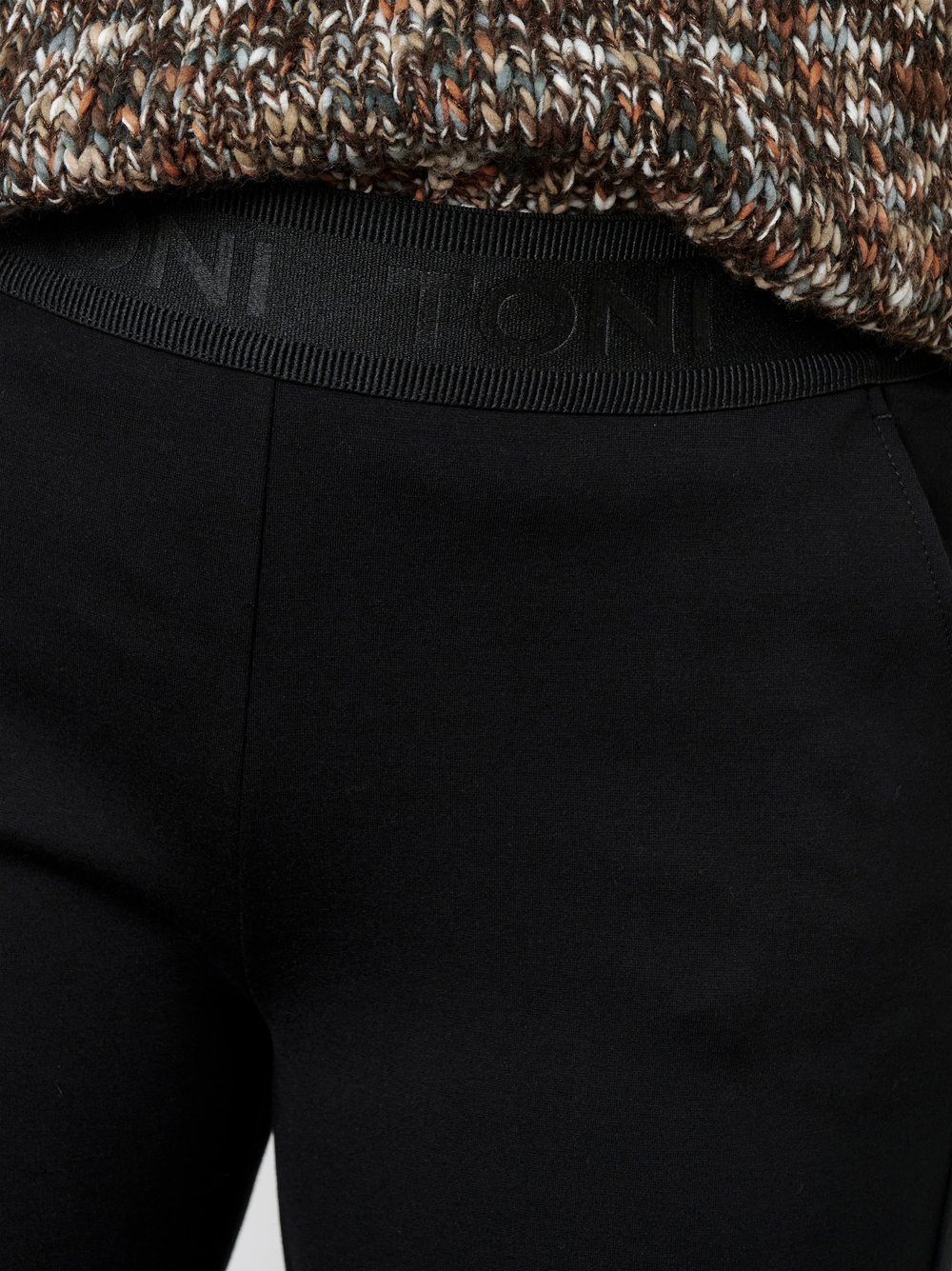 Damenhose Jenny Wide in Schwarz, wide-Leg Hose mit sportivem Bund, Detailansicht