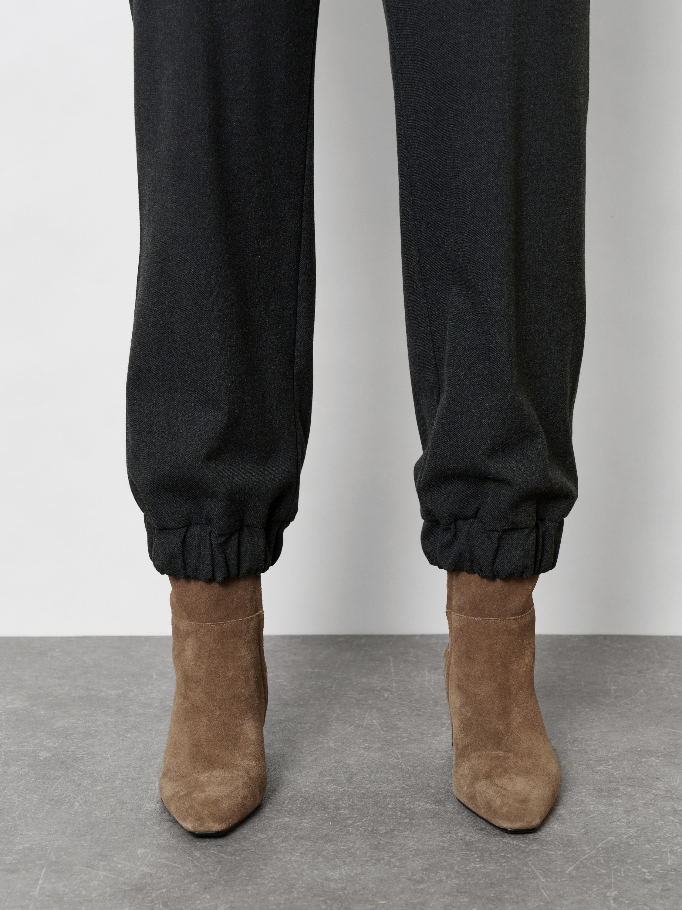 Damenhose Sue Jogpants in Anthrazit, Moderne Jogpants aus Gabardine, zweite Detailansicht