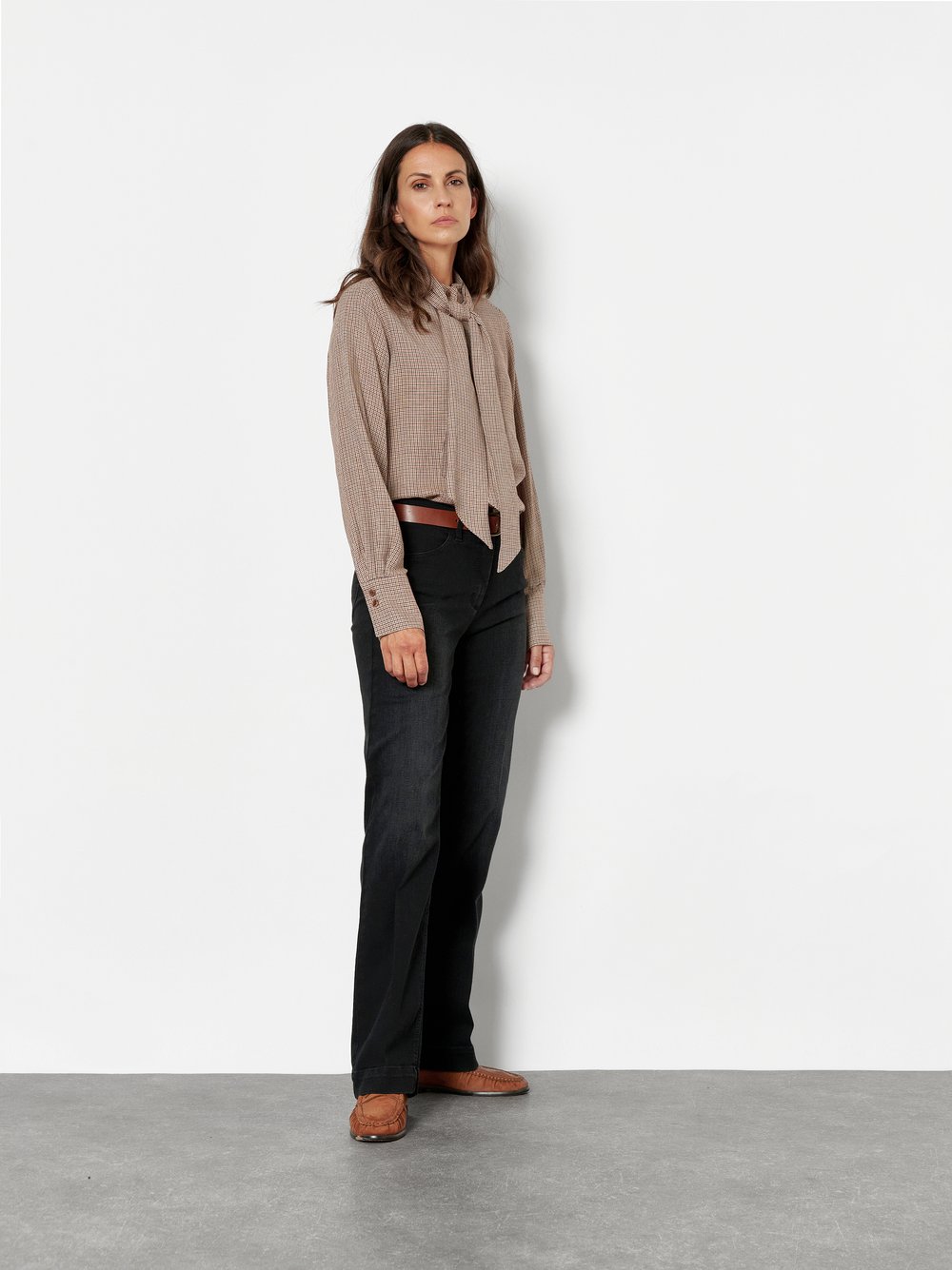 Damenhose Jenny Wide in Schwarz, wide-Leg Jeans mit sportivem Bund, Frontansicht am Model getragen