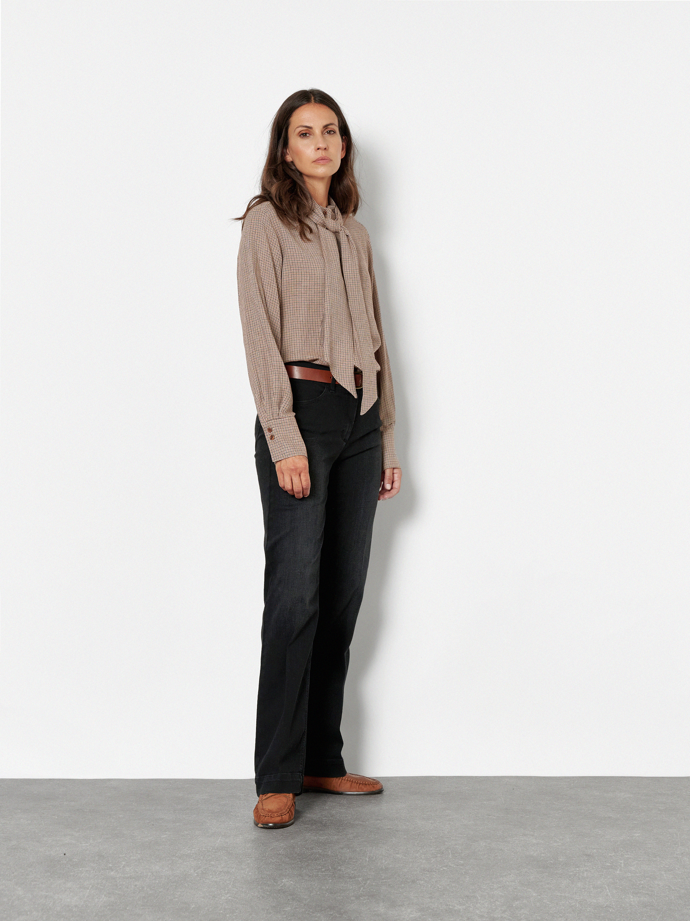 Damenhose Jenny Wide in Schwarz, wide-Leg Jeans mit sportivem Bund, Frontansicht am Model getragen