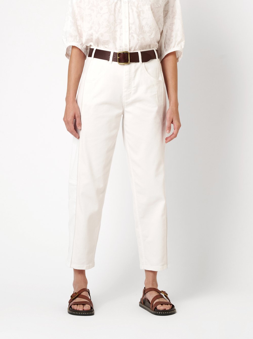 Damenjeans Liv Barrel in offwhite, Barrel-Fit Jeans mit doppelter Seitennaht, Frontansicht am Model getragen