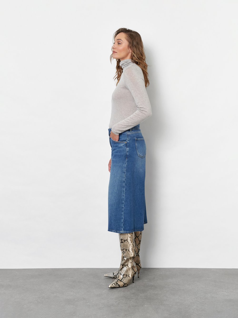 Damenjeans Culotte in Mid Blue, jeans-Culotte mit authentischer Waschung, Frontansicht am Model getragen