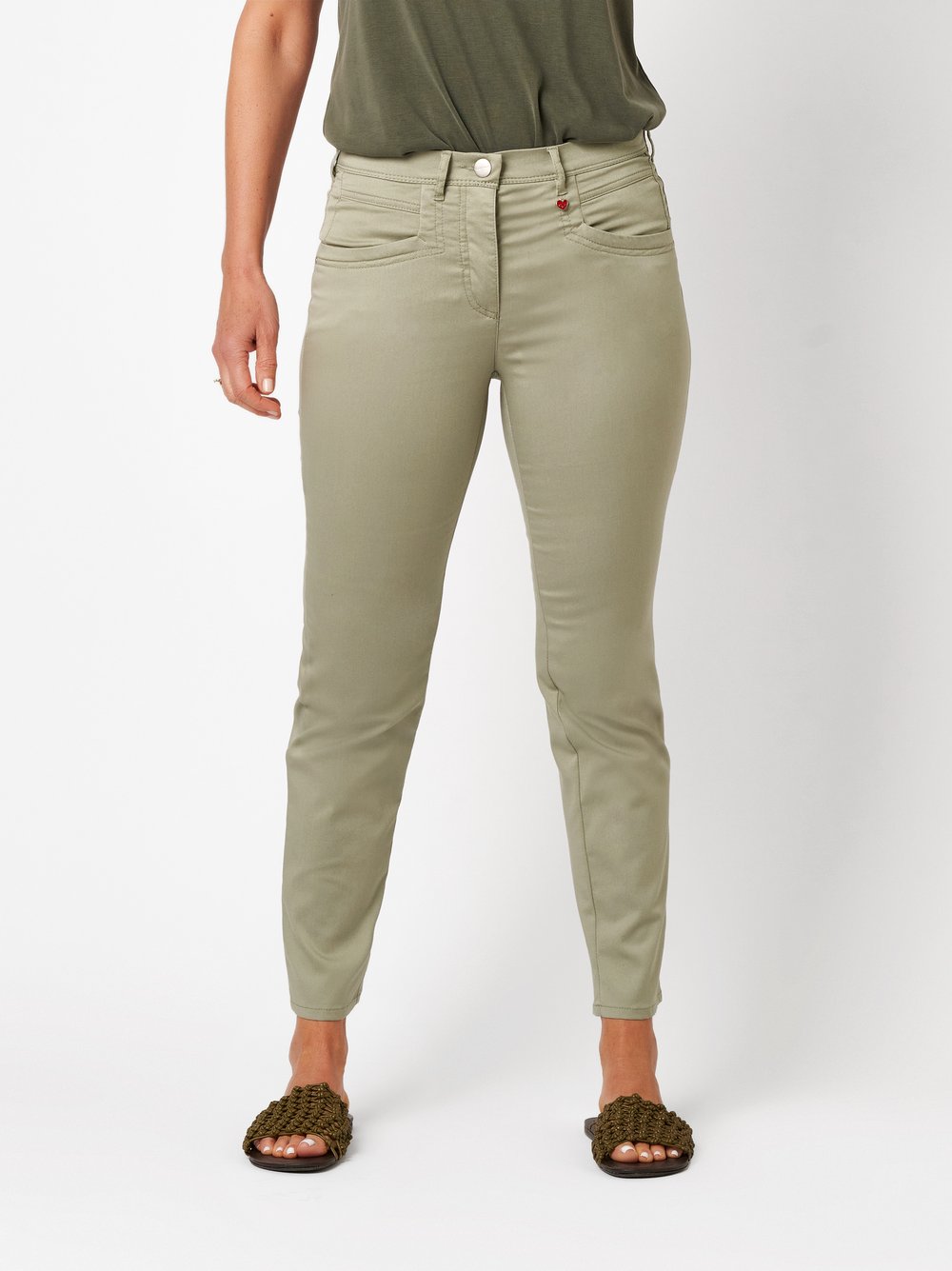 Damenhose Meine beste Freundin 7/8 in khaki, Sommerliche 7/8-Hose, Frontansicht am Model getragen