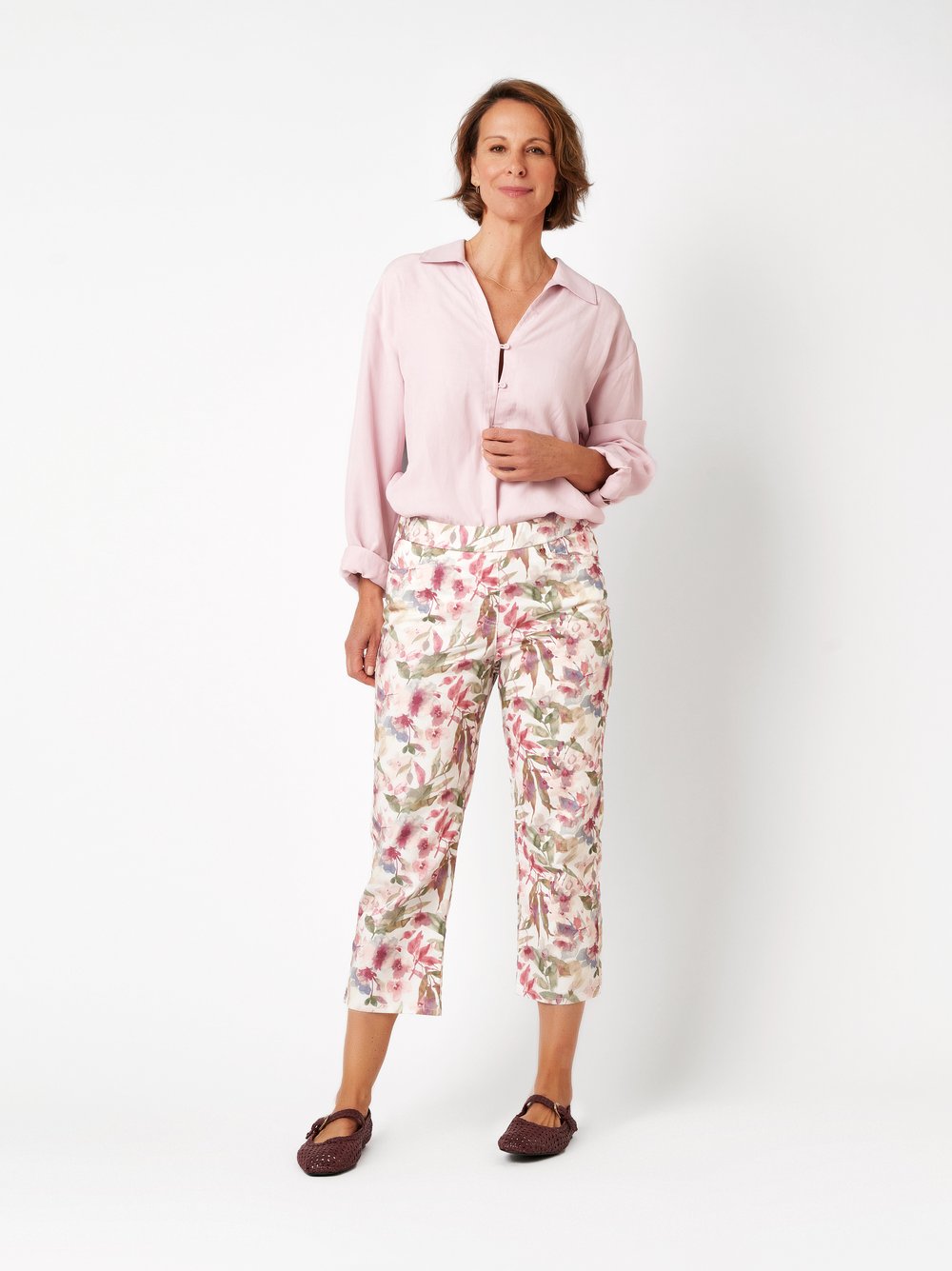 Damenhose Scarlet 3/4 in multicolour, Entspannte 3/4-Hose mit Bluetenprint, Outfitansicht am Model