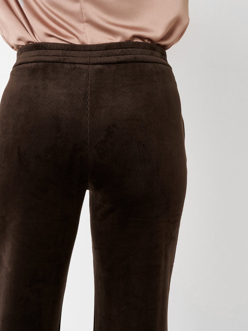 Damenhose Scarlet Wide in Dunkelbraun, entspannte, samtweiche Cordhose, zweite Detailansicht