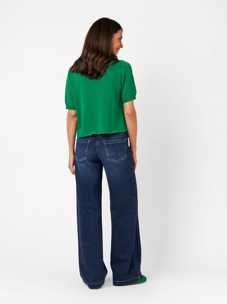 Damenjeans Ella Wide in mid blue, Wide Leg Jeans mit Teilungsnaehten, Rueckansicht am Model getragen