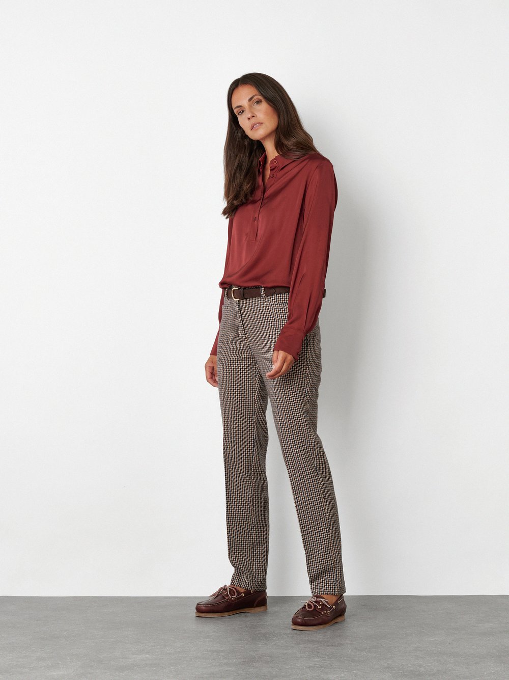 Womens trousers Jenny Smart in Camel, tailored trousers with houndstooth pattern, front view worn by model