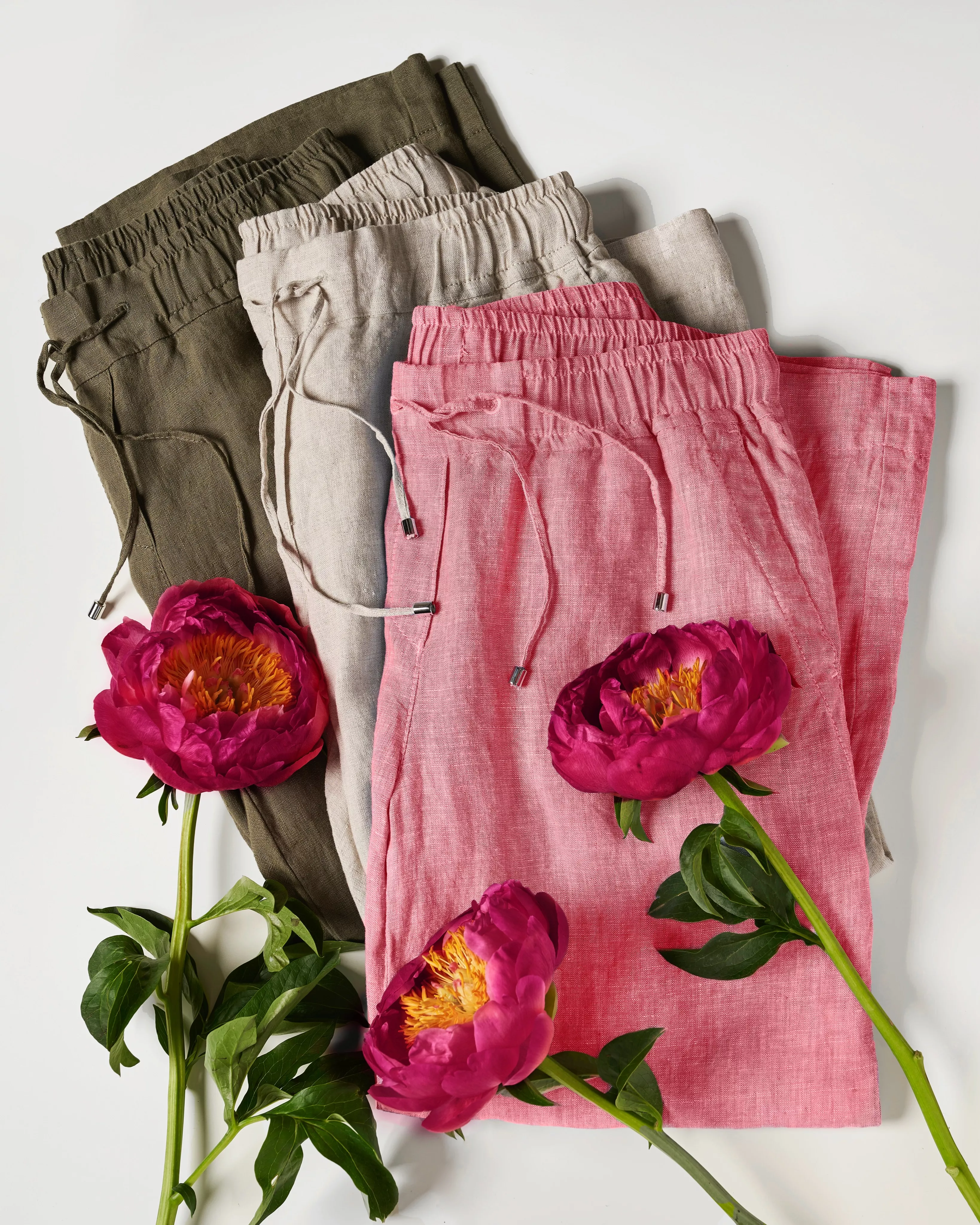 Es gibt Lieblingsstücke, die jeden Sommer überzeugen.
 
Unsere Leinenhose Pia gehört genau dazu – in Cropped oder Lang und gemacht für entspannte Sommertage.
 
#TONIFashion #LeinenLiebe