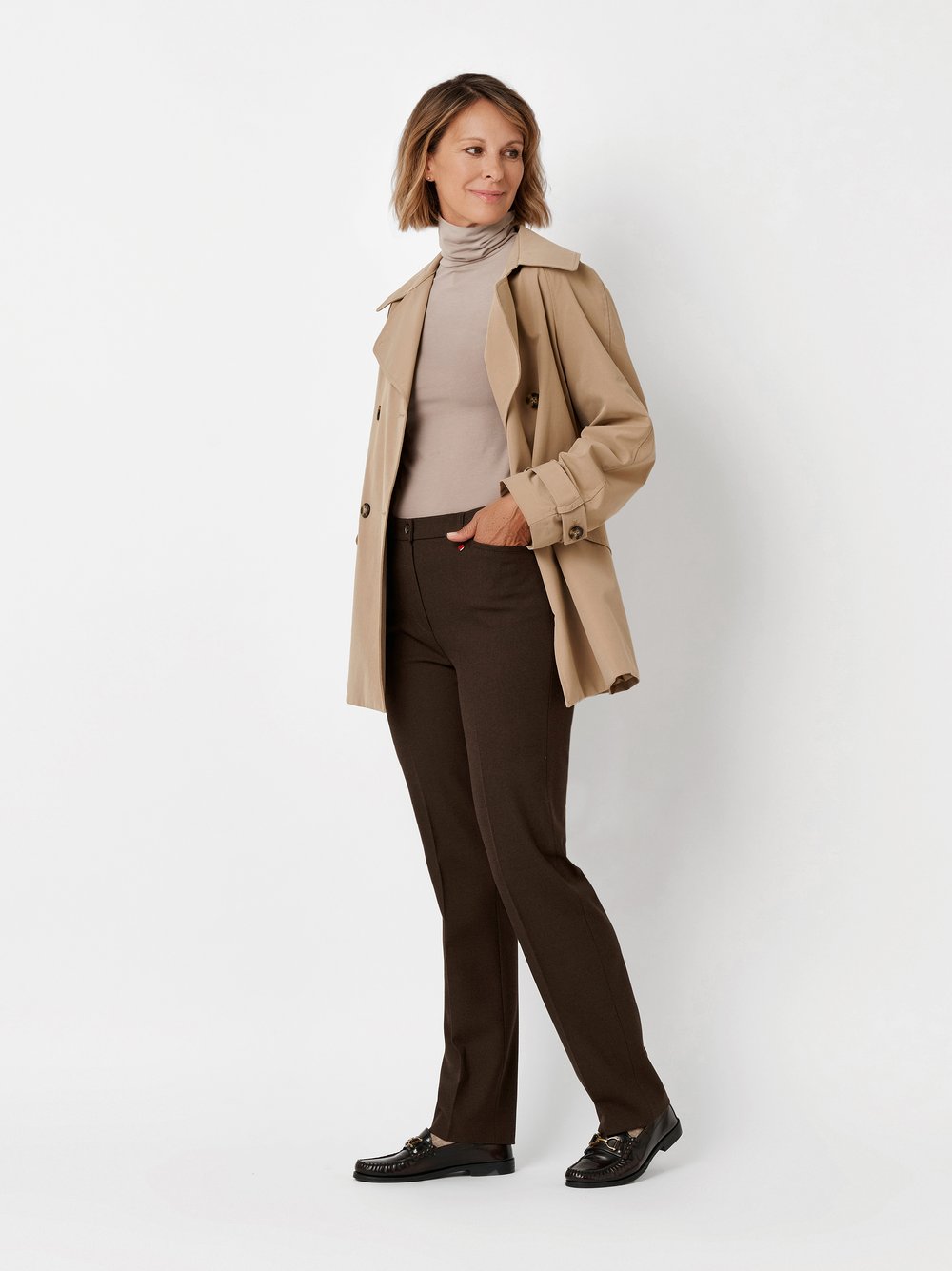 Damenhose Steffi in Dunkelbraun, Klassische Buegelfaltenhose, Outfitansicht am Model