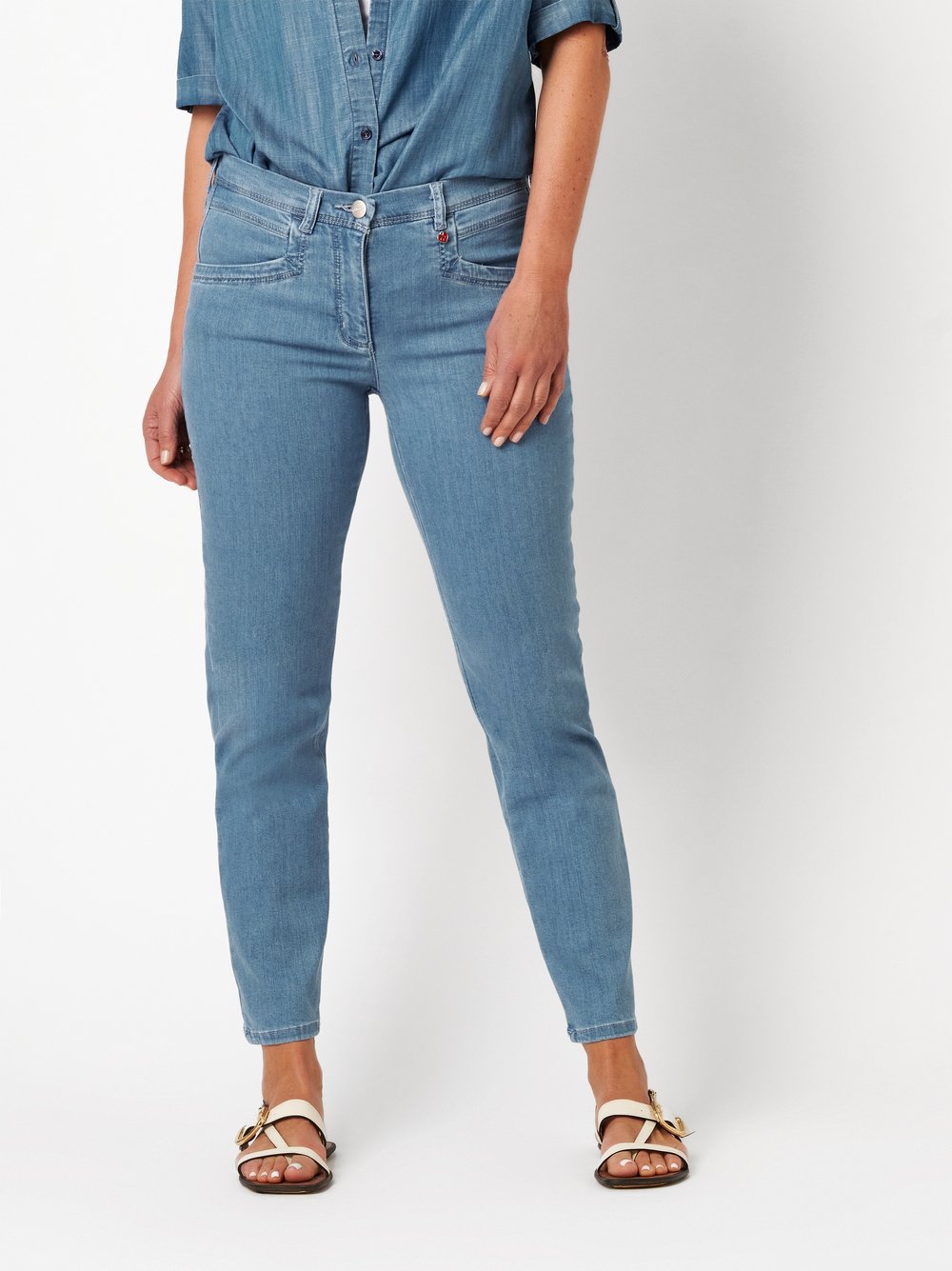 Damenjeans Meine beste Freundin 7/8 in light blue, 7/8-Jeans mit designstarker Taschenloesung, Frontansicht am Model getragen