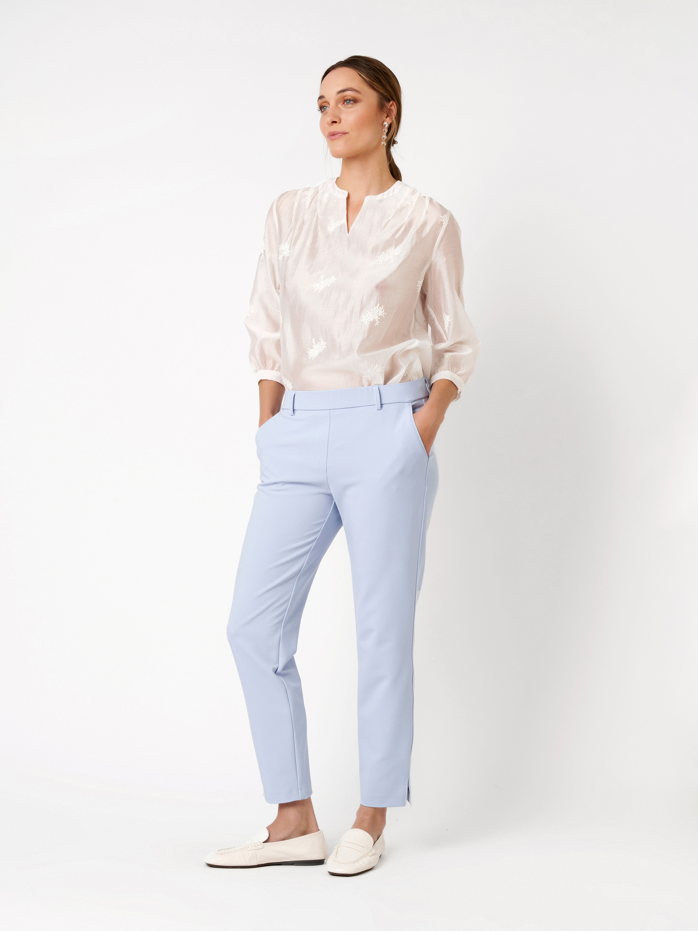 Damenbluse Bella in white, Tunika mit floraler Stickerei, Outfitansicht am Model