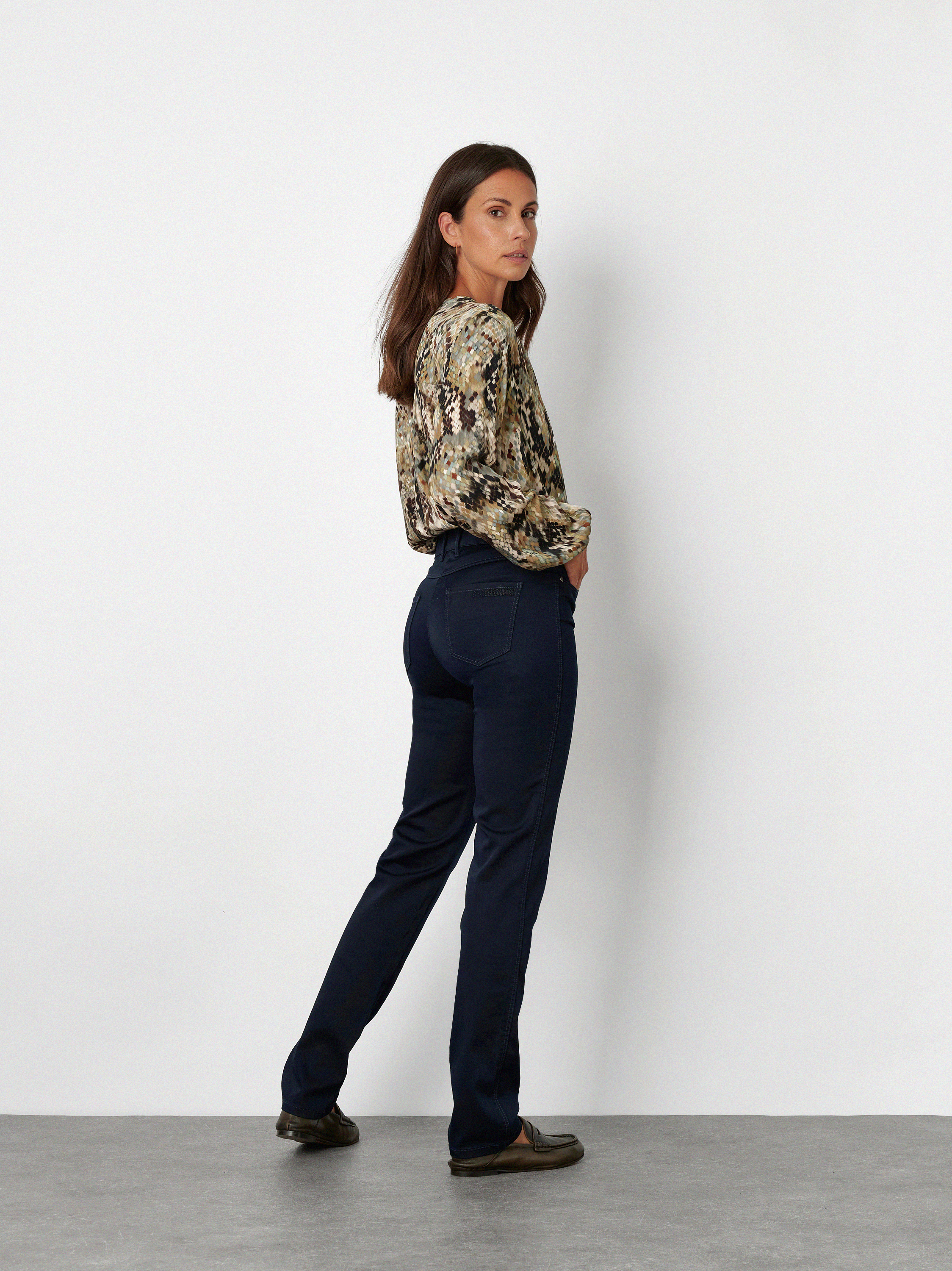 Damenhose Be Loved in dark blue, High Waist Hose, Rueckansicht am Model getragen