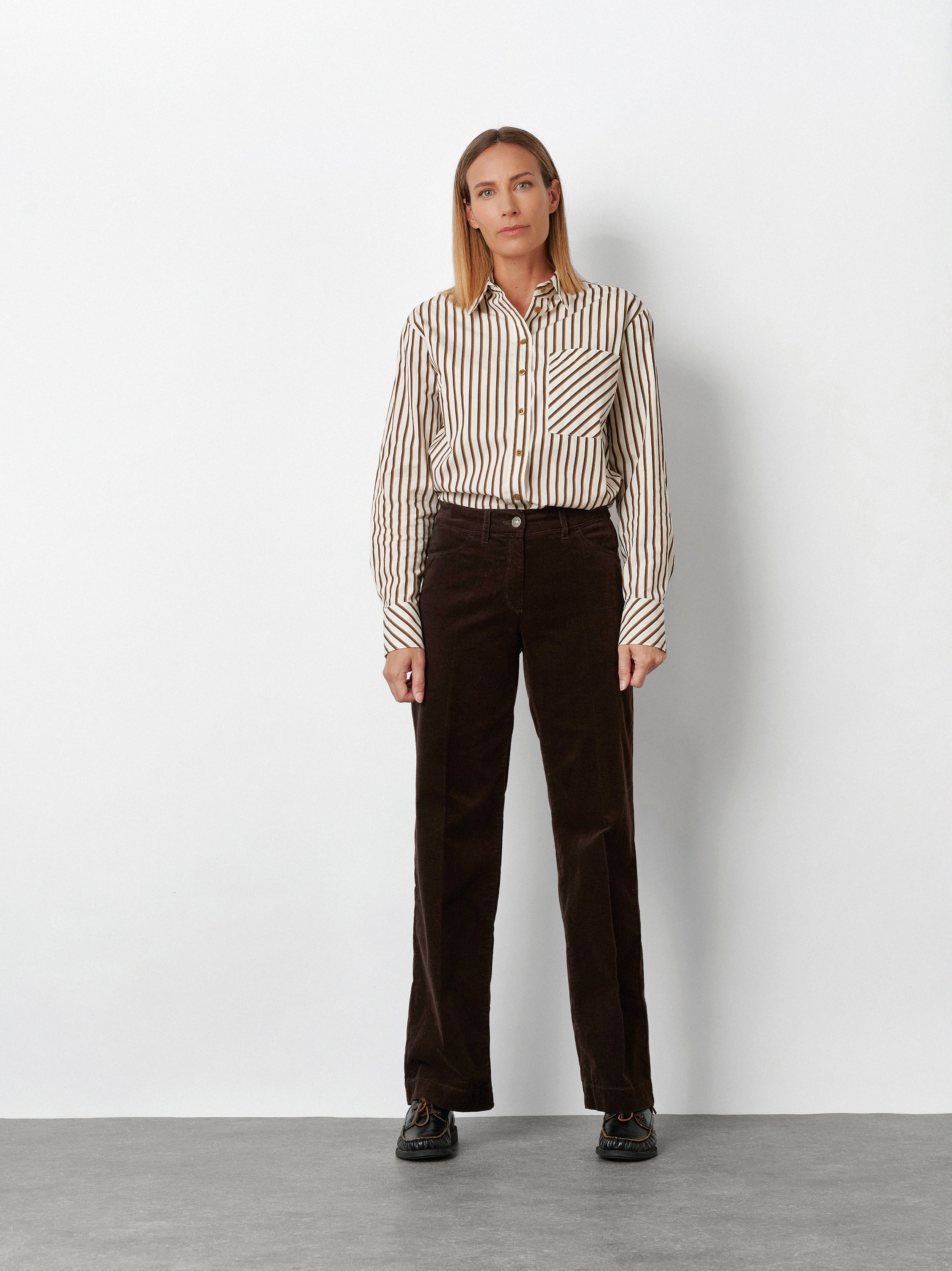 Womens trousers Jenny Wide in Dark Brown, wide-leg corduroy trousers, outfit view worn by model