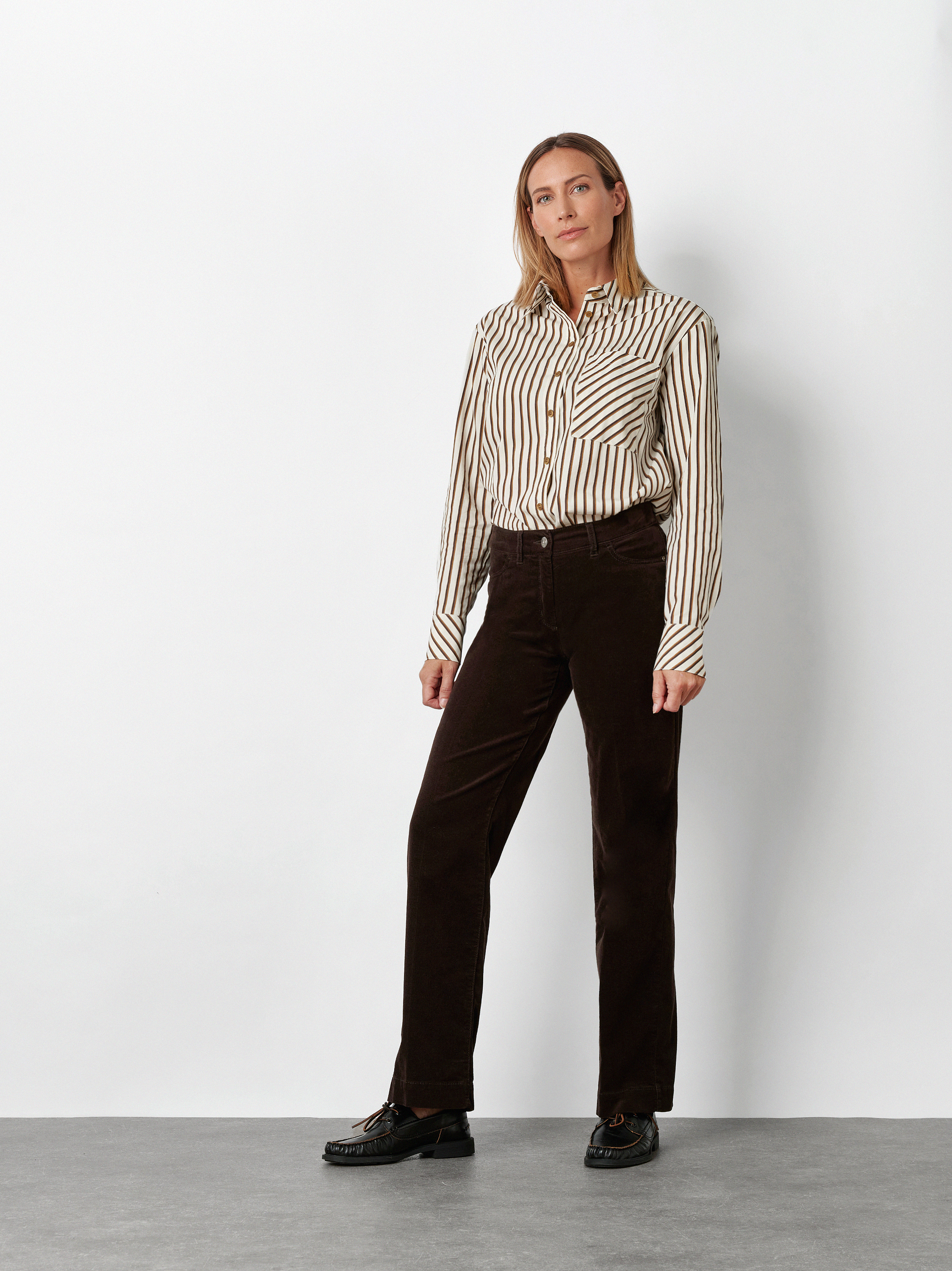 Womens trousers Jenny Wide in Dark Brown, wide-leg corduroy trousers, outfit view worn by model