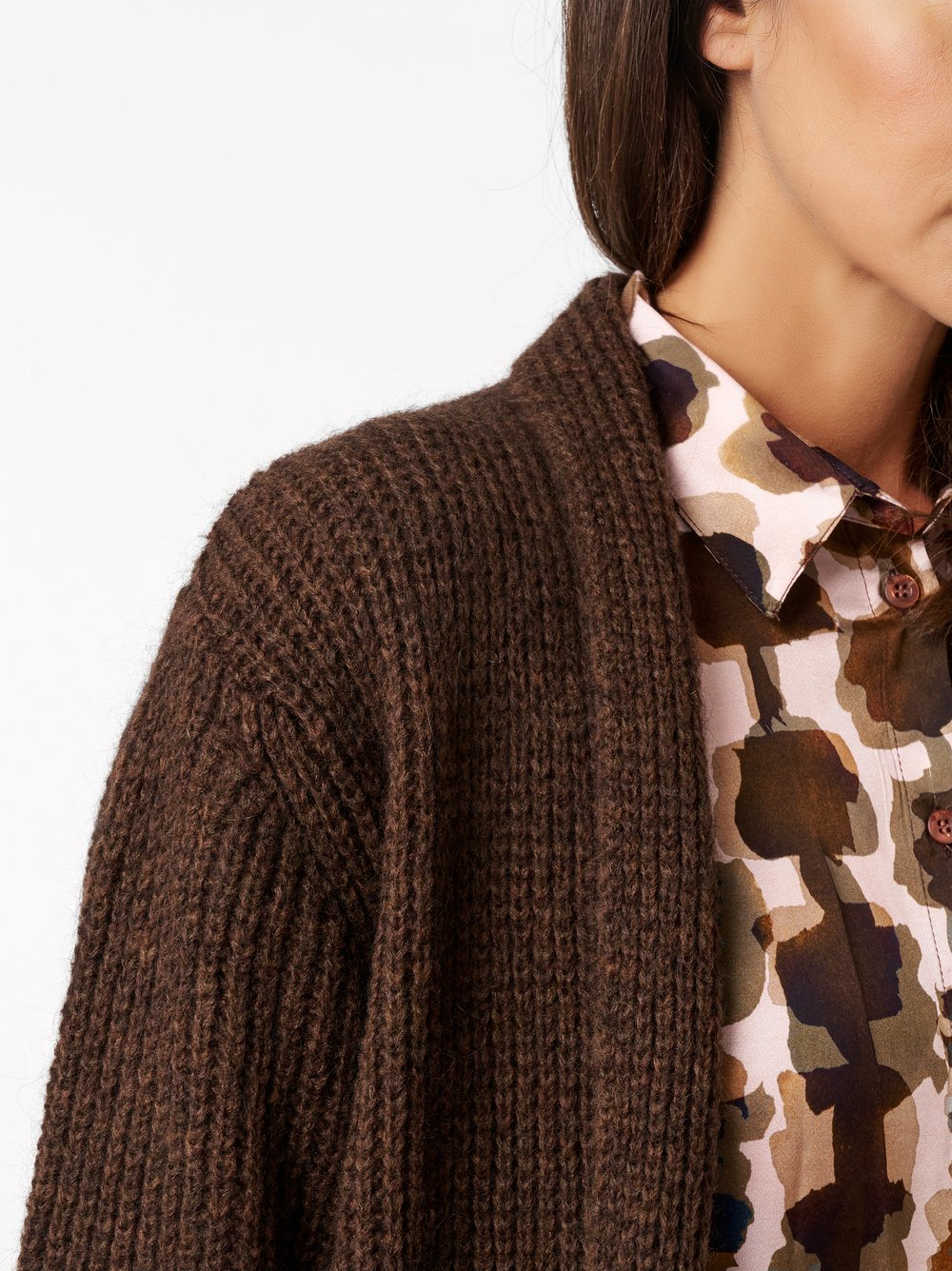 Strickjacke Grace dark brown Detailansicht